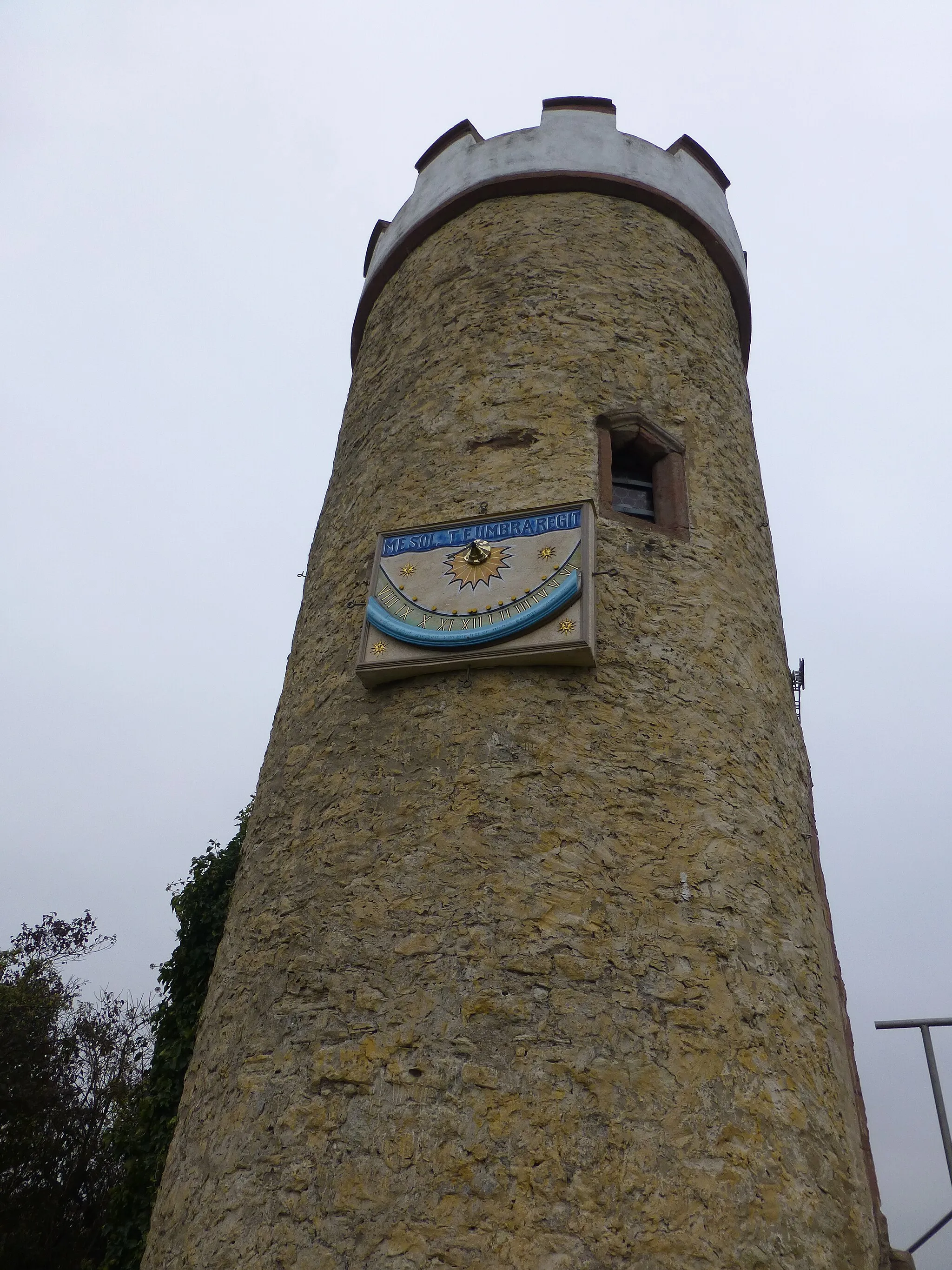 Photo showing: Wartturm (Albisheim); Sonnenuhr am Turm