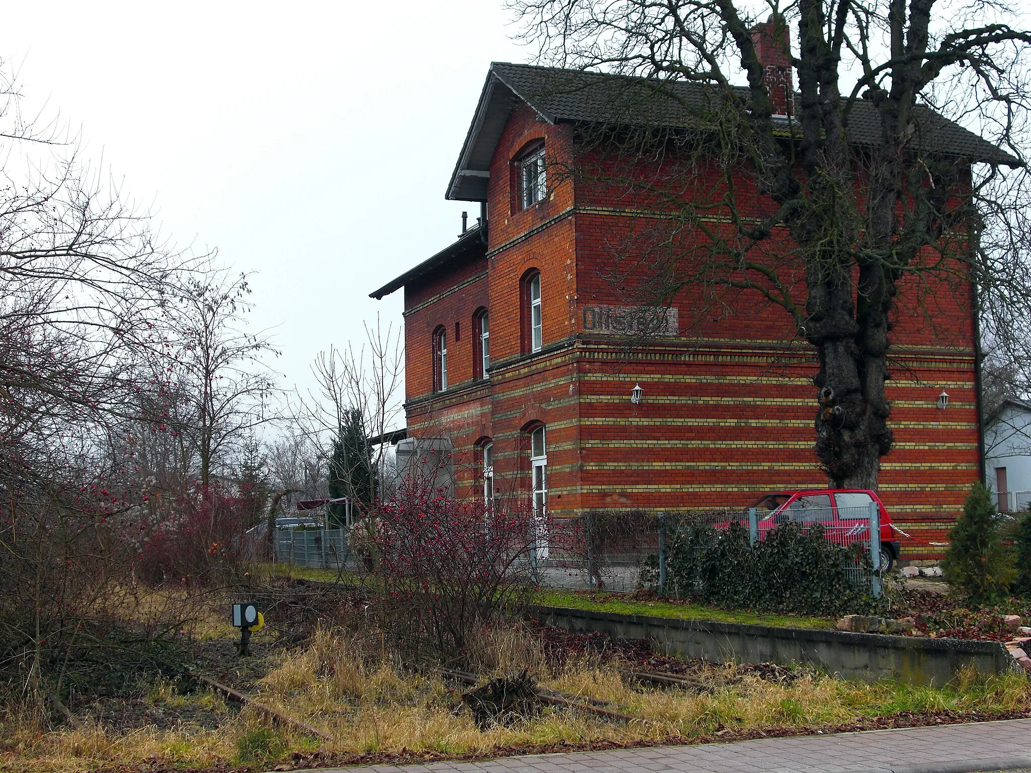 Photo showing: Ehemaliger Bahnhof Offstein an den stillgelegten Gleisen.