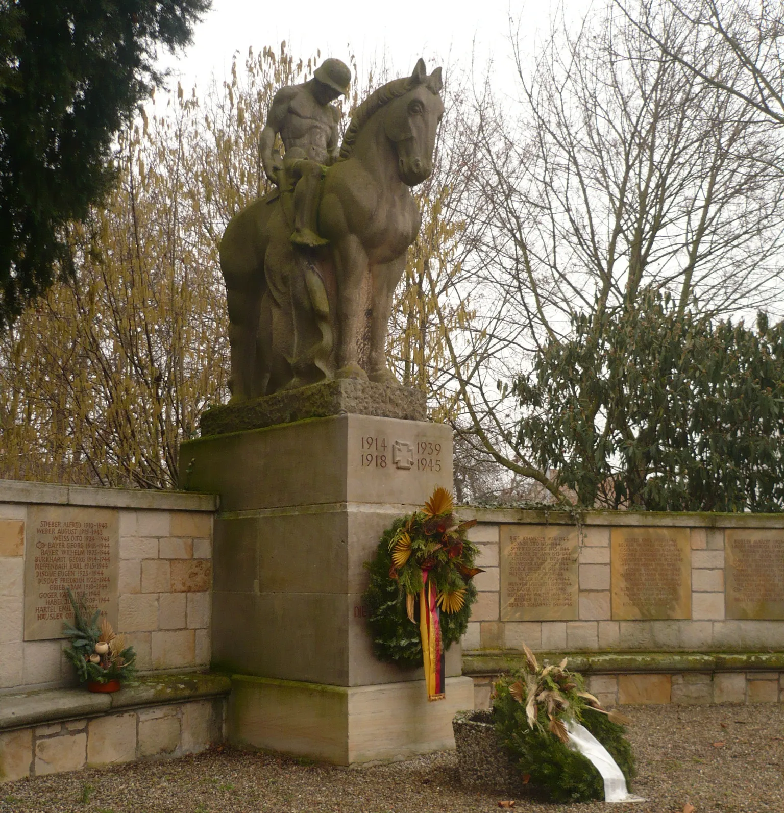 Photo showing: Kulturdenkmal in Dannstadt Kriegerdenkmal, alter Friedhof