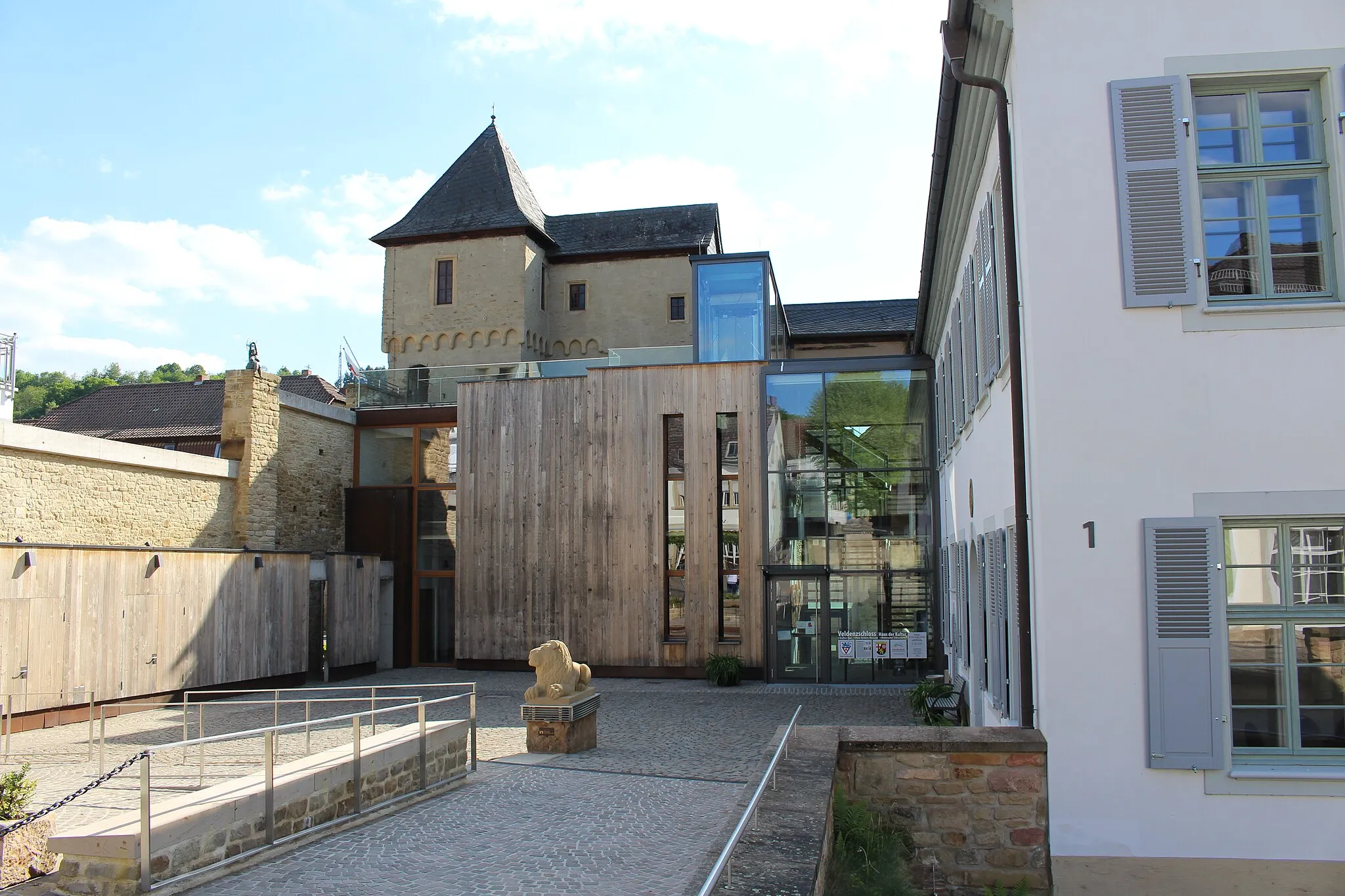 Photo showing: 1343 erstmals erwähnt, in der ersten Hälfte des 16. Jahrhunderts neu errichtet, Erweiterung „Neuer Bau“ (Schloßgasse 1) vom Ende des 16. Jahrhunderts; Amtshaus und Scheune 1803/04 neu aufgebaut; erhalten: spätgotischer Keller, Teil der Ringmauer, sogenannter Veldenzturm, in den 10er Jahren des 21Jh. umfassend renoviert.