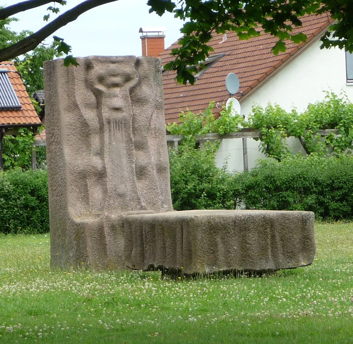 Photo showing: Skulptur mit Tisch