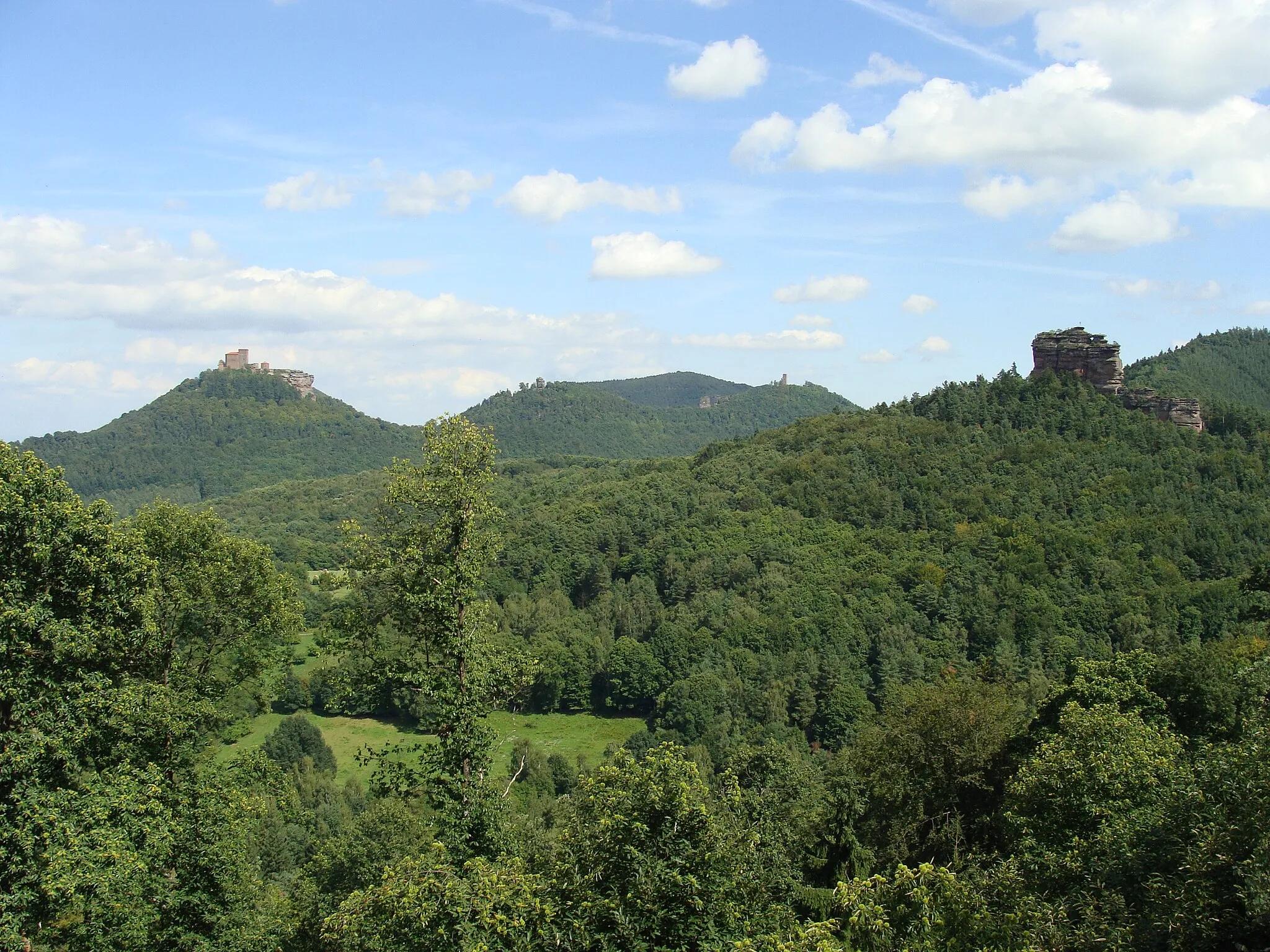 Photo showing: Panorama Trifelsland mit Trifels, Anebos, Jungturm, Scharfenberg, Asselstein