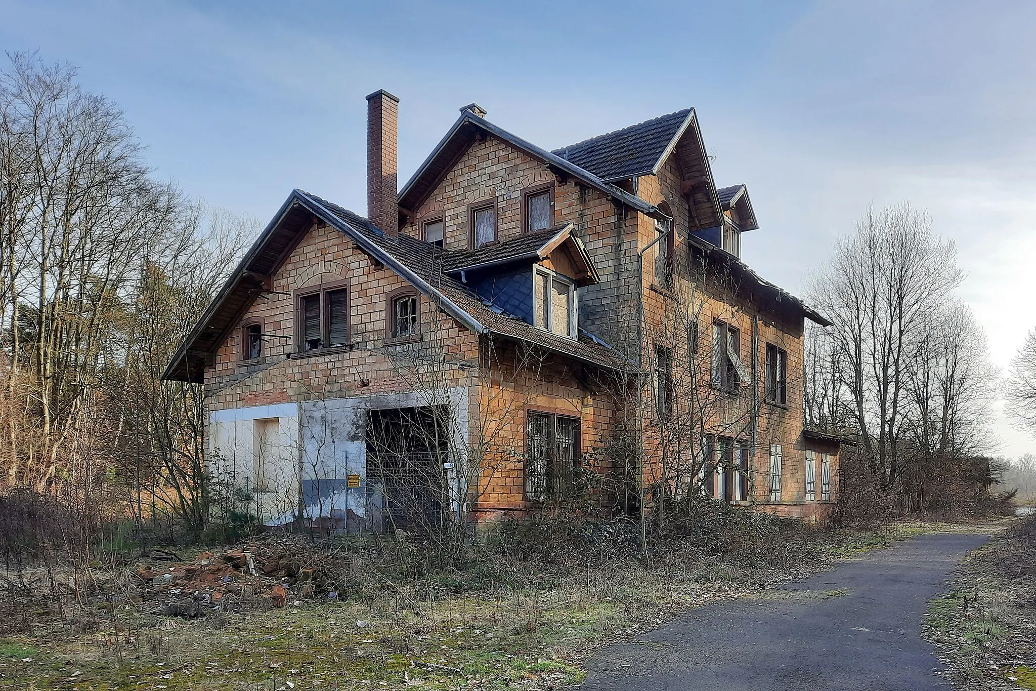 Photo showing: Empfangsgebäude des ehemaligen Bahnhofs Jägersburg, Ansicht von Nordwesten.