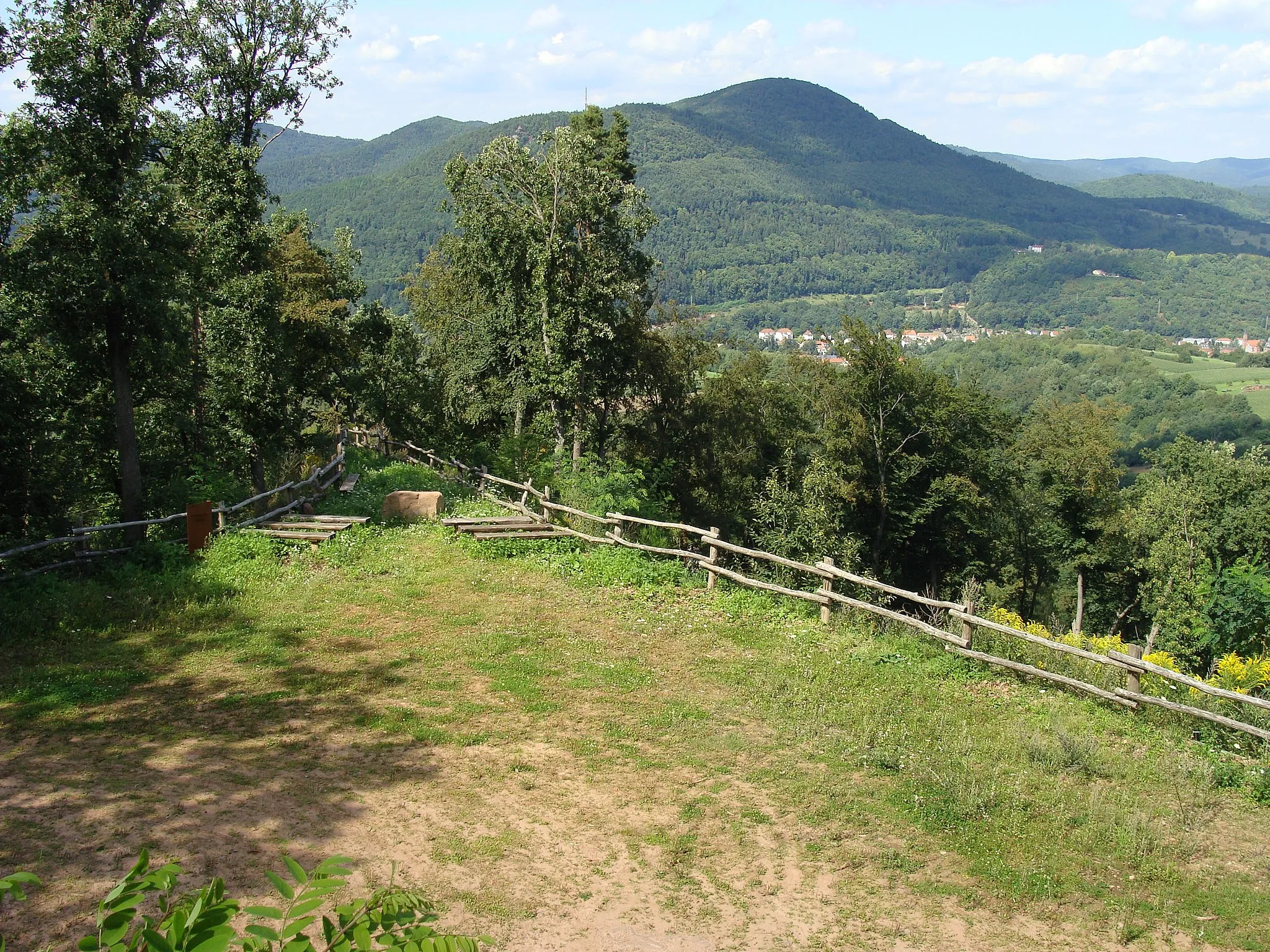 Photo showing: Ebersberg (462 m) im Wasgau/Pfälzerwald - Aussichtspunkt Trifelsblick