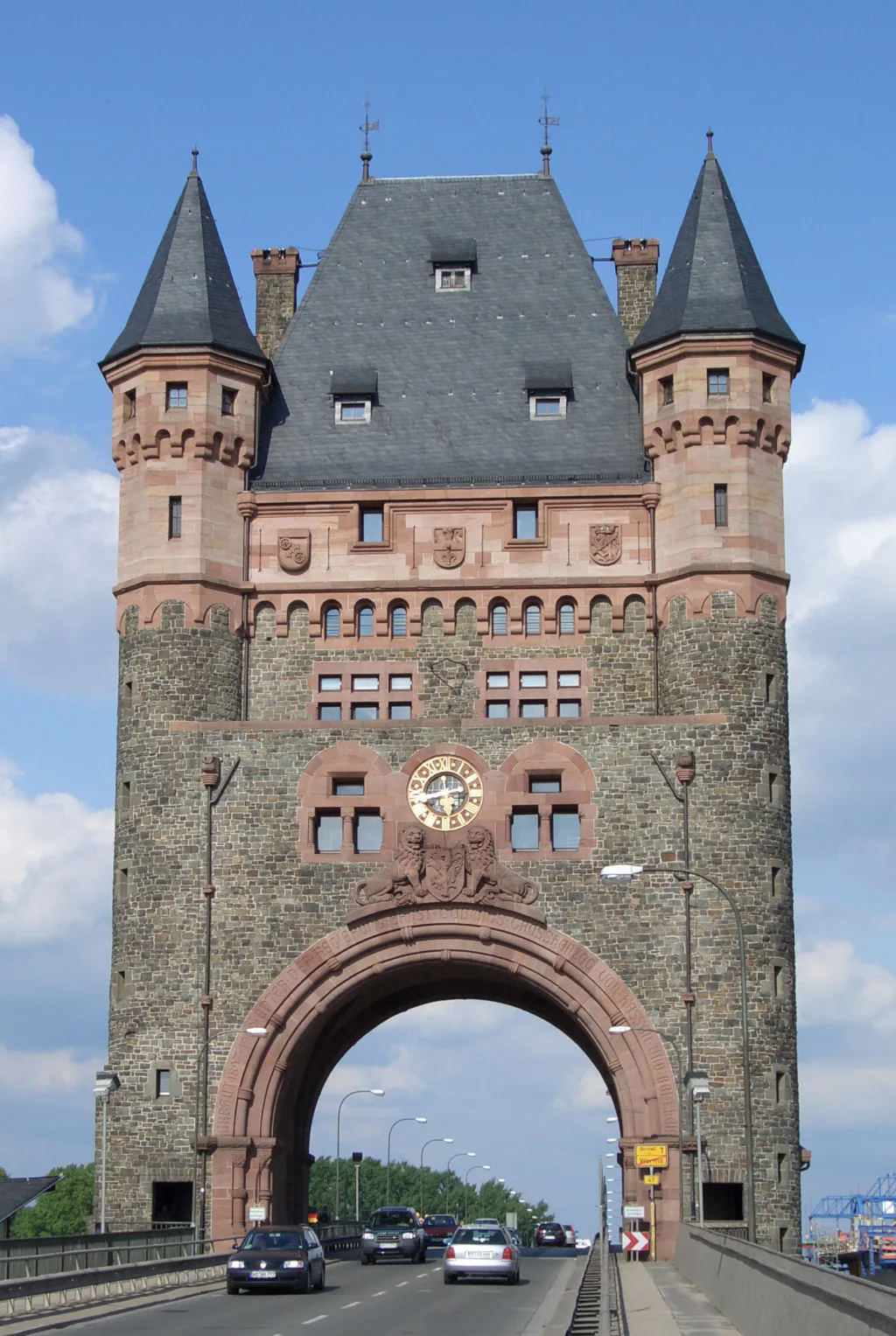 Photo showing: Tower of the Nibelungen bridge in Worms