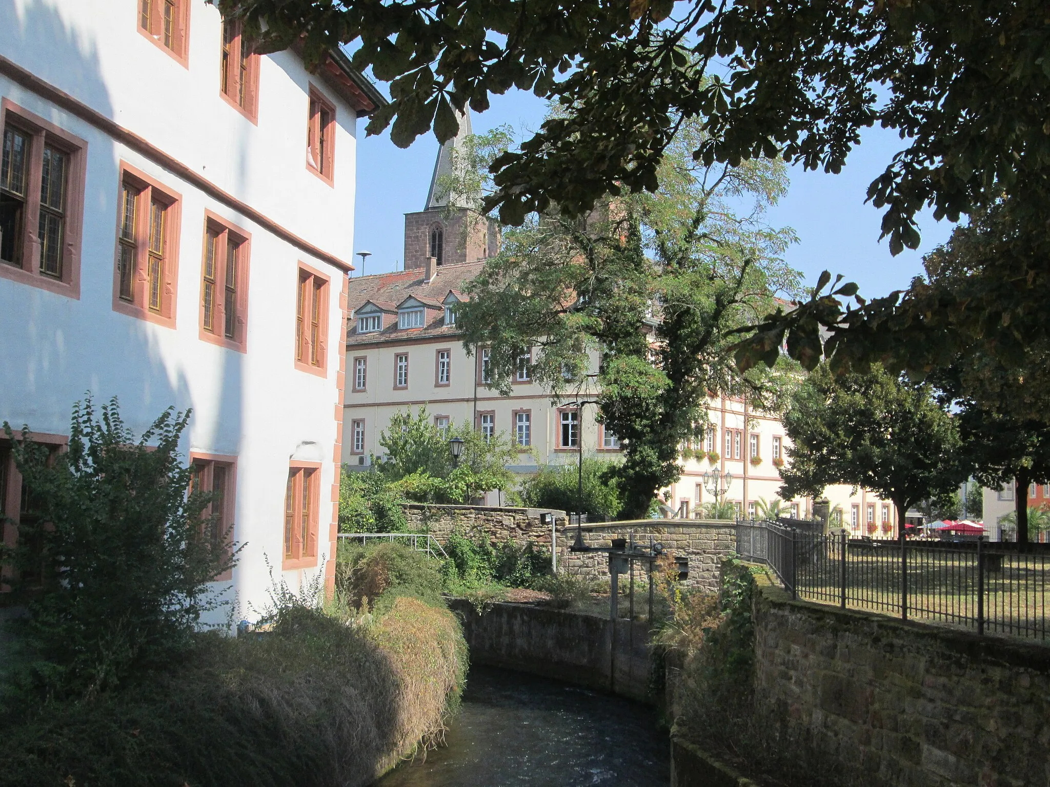 Photo showing: Casimirianum in Neustadt an der Weinstraße mit ehem. Brücke über den Speyerbach