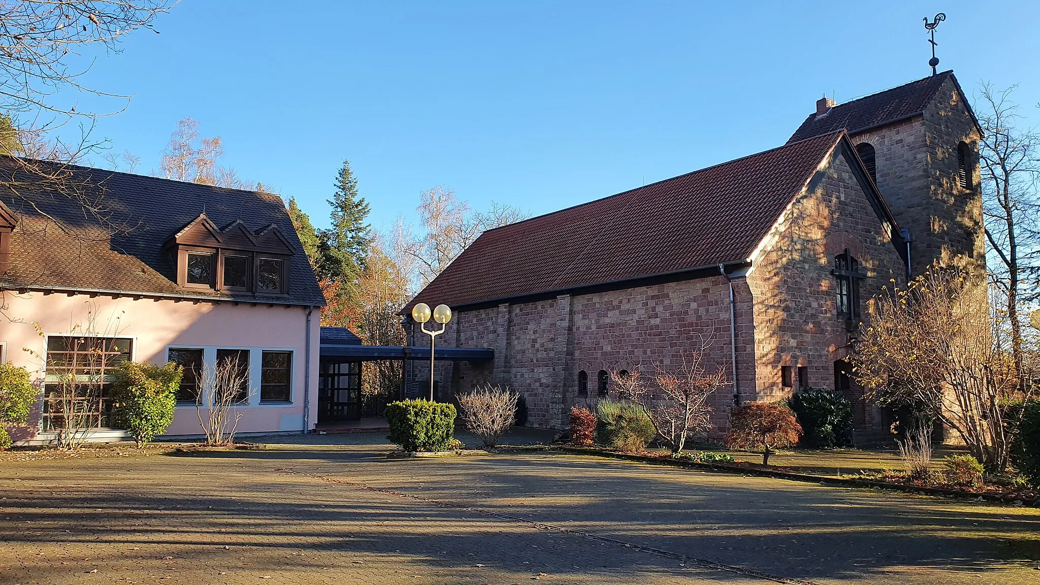 Photo showing: Gustav-Adolf-Kirche, links Gemeindehaus
