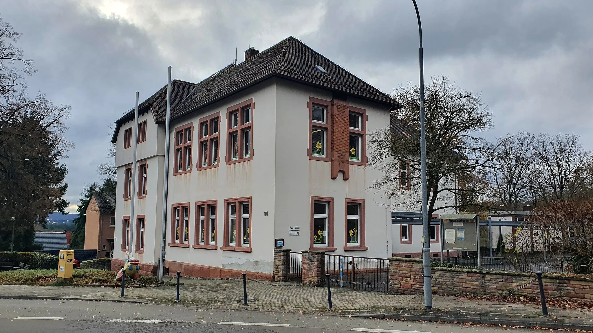 Photo showing: Bürohaus von Hüttenbesitzer Johann Jacob von Gienanth, 1829 verkauft und folgend Nutzung als Grundschule, 1884 und 1901 erweitert.