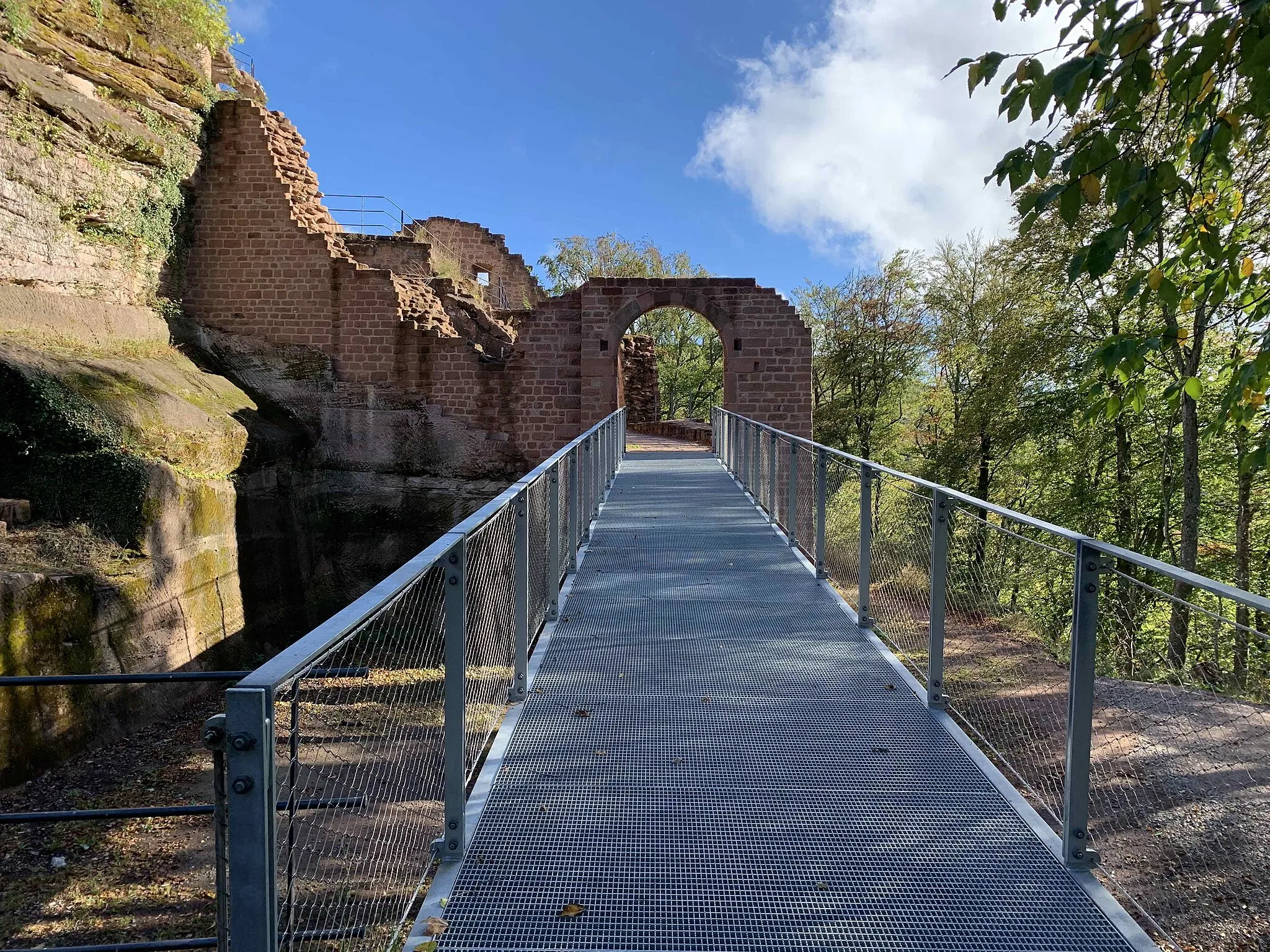 Photo showing: Burg Meistersel mit Steg über Halsgraben