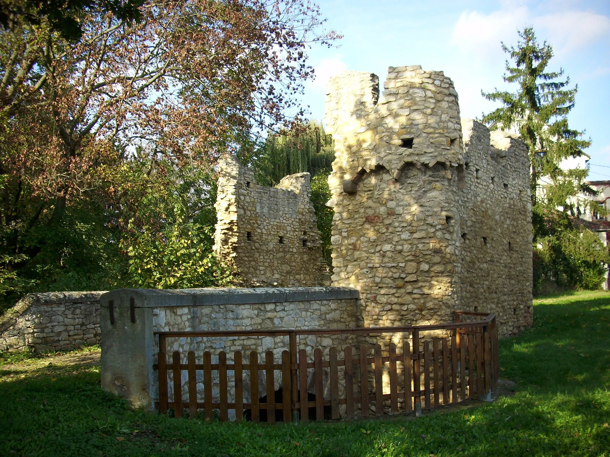 Photo showing: Ruine einer spätmittelalterlichen Straßensperre und vorgelagerter Brücke, wohl aus dem 14. oder 15. Jahrhundert