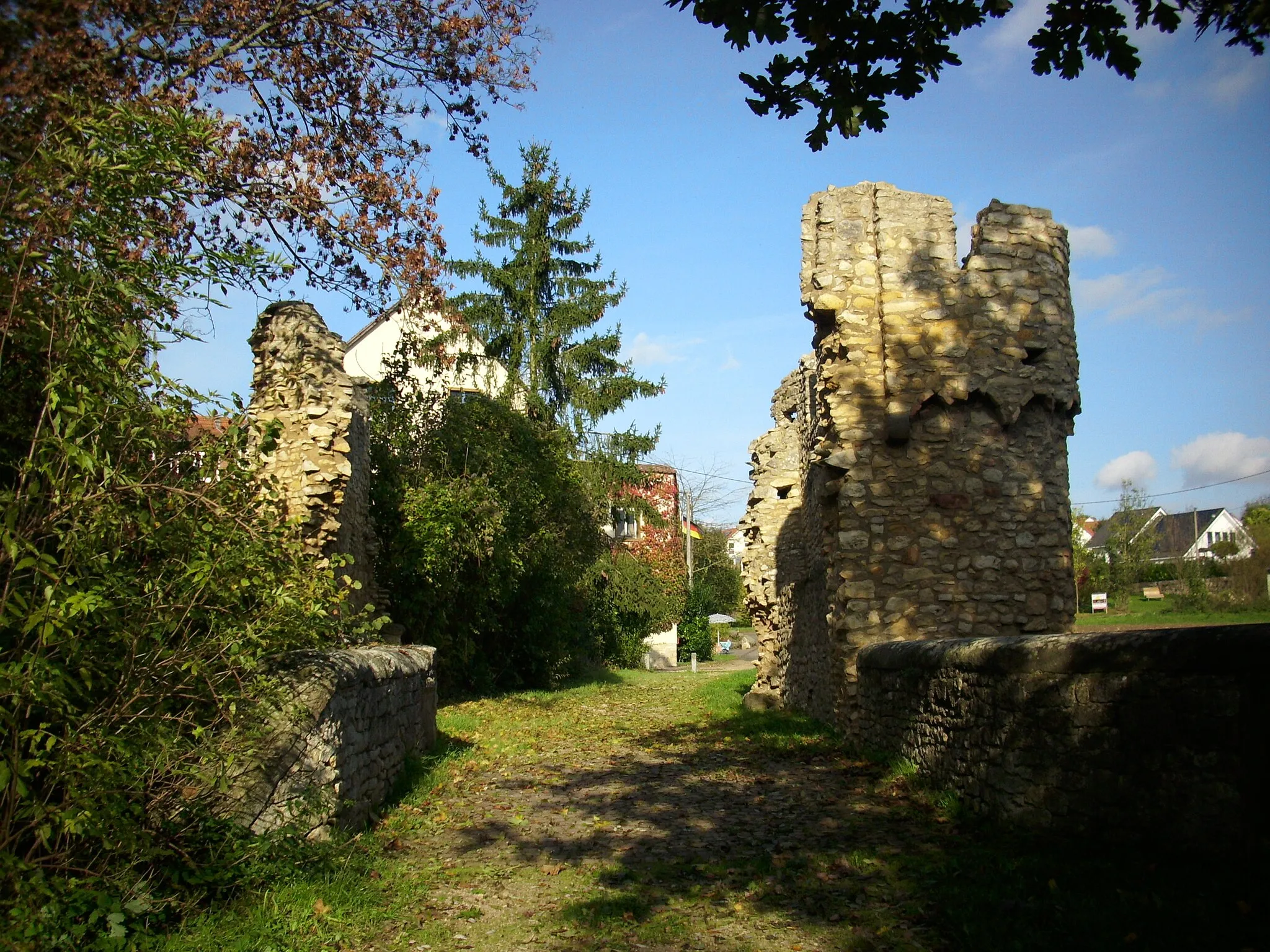 Photo showing: Ruine einer spätmittelalterlichen Straßensperre und vorgelagerter Brücke, wohl aus dem 14. oder 15. Jahrhundert