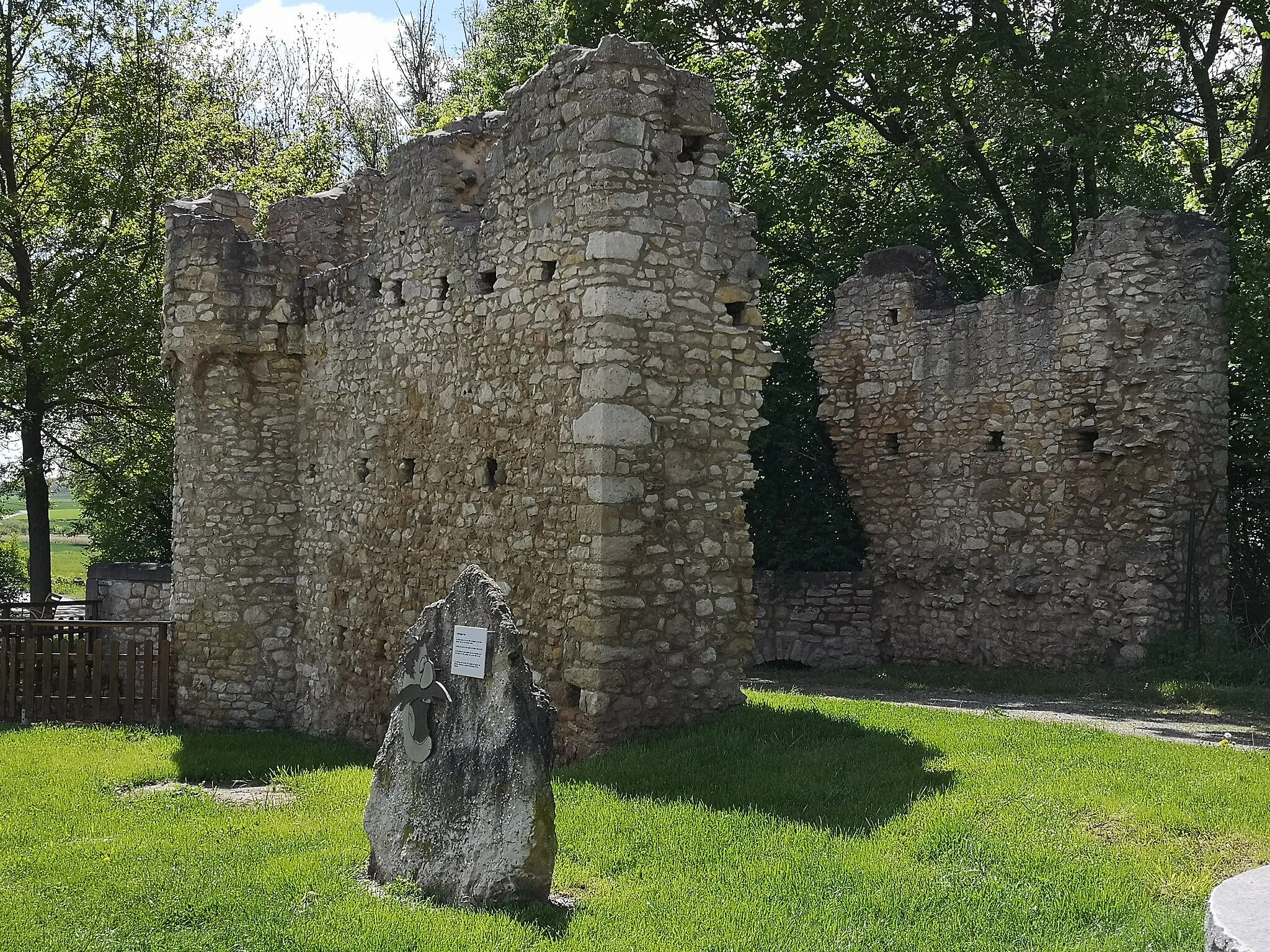 Photo showing: Die Ruine einer alten Zollstelle aus dem 14. Jahrhundert am Übergang über die Selz am Ortsrand von Elsheim wird legendenhalber mit der Wallfahrt der Hl. Ursula von Köln mit ihrer Entourage (11.000 Jungfrauen) in Verbindung gebracht.
