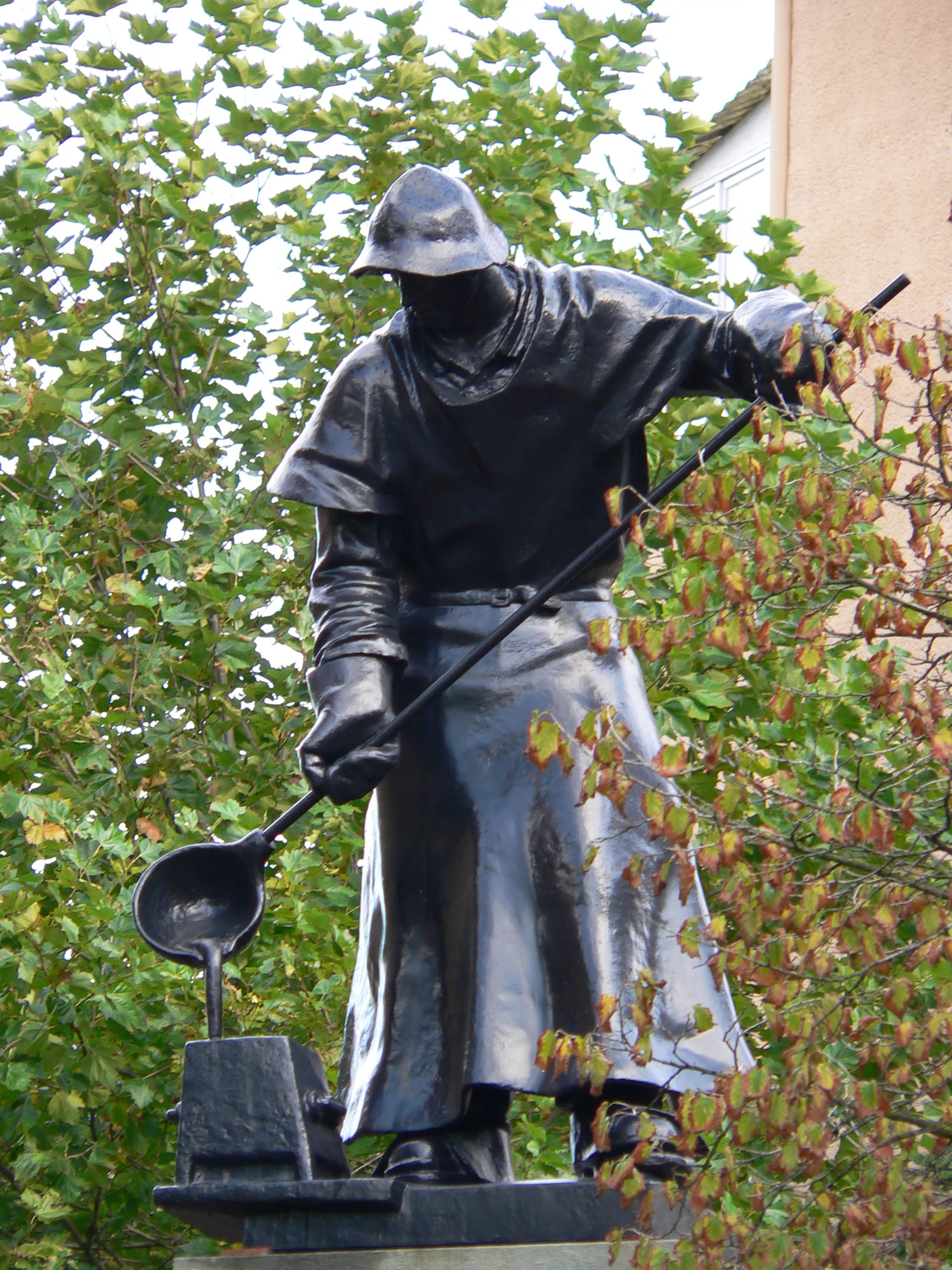 Photo showing: Bildinhalt: Eisengießer-Denkmal (von Fritz Claus) in Neunkirchen am Hüttenberg. Bronze. Gestiftet zum 100. Geburtstage von Freiherr Karl-Ferdinand von Stumm-Halberg.
Aufnahmeort: Neunkirchen, Saarland