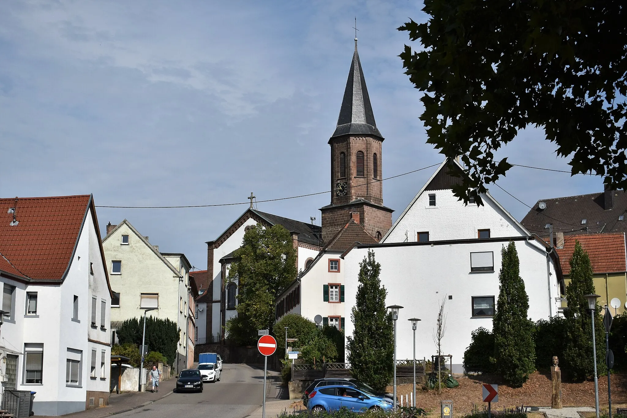 Photo showing: View from Wibilostraße in Neunkirchen-Wiebelskirchen looking north to the Protestant church in Römertraße