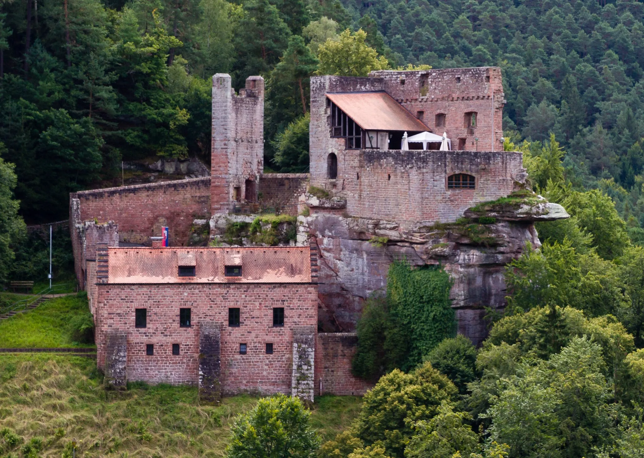 Photo showing: Designation: Monument zone castle ruin Spangenberg
Location: In Elmstein Valley south of Erfenstein (high above the Speyerbach, on the northern slope of the Schlossberg on an overhanging rock face).
Place: Lachen-Speyerdorf, Neustadt an der Weinstraße, Rhineland-Palatinate
Construction time: First mention 1317
Description: Vassal castle of the Bishopric of Speyer, 1470 destroyed, new pawning 1480 and reconstruction. Decline since the destruction in the 17th century, 1926/27 measures at the upper castle, since 1972/73 gradual expansion of the terraced complex.
Parts of the upper castle has been preserved, little remains of the middle castle and lower castle with older tower and younger gatehouse.
