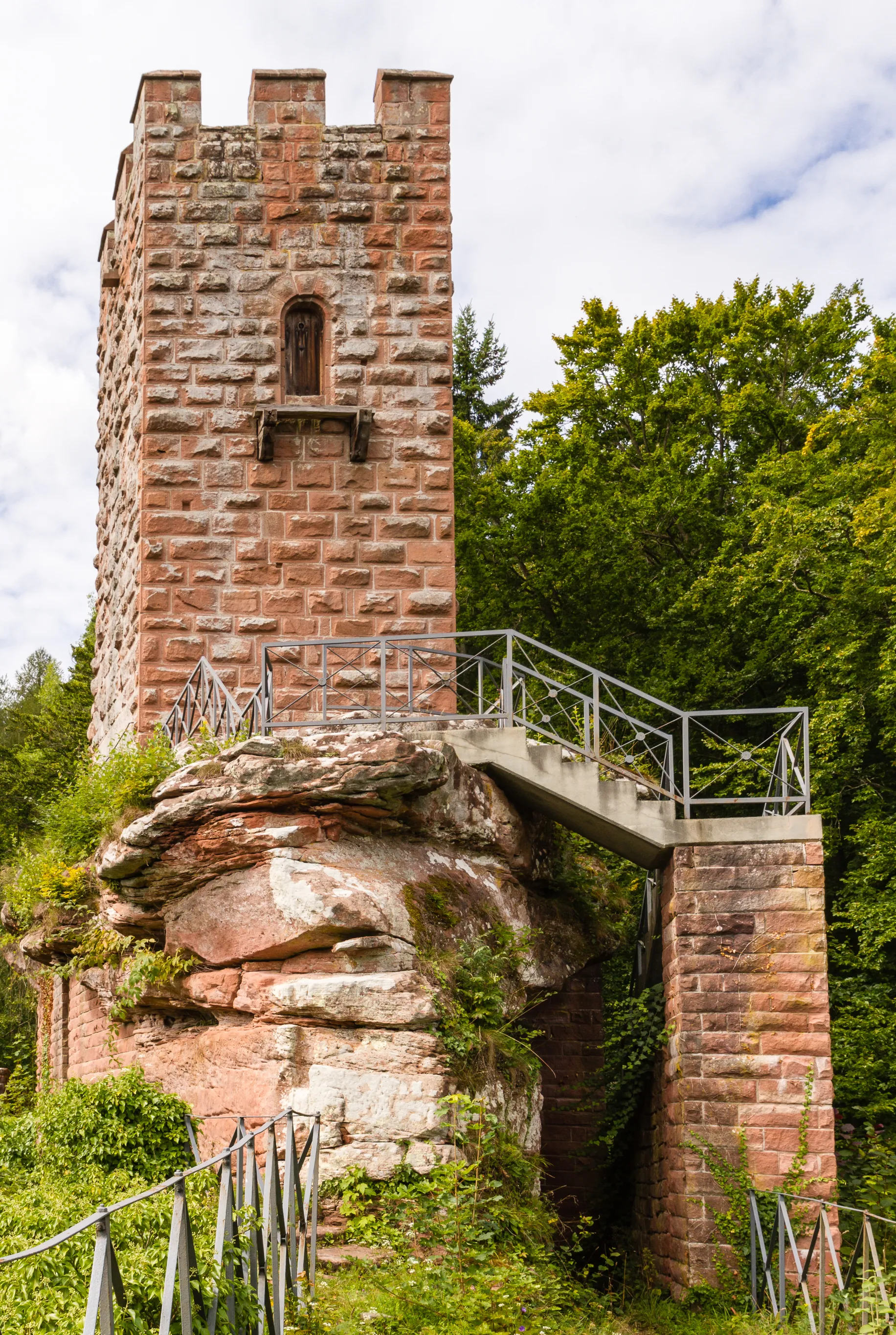 Photo showing: Designation: Monument zone castle ruin Erfenstein
Location: Erfenstein (southeast of the village on a rocky outcrop of the Wassersteiner mountain overlooking the valley of Elmstein).
Place: Esthal, District Bad Dürkheim, Rhineland-Palatinate
Construction time: Founded probably mid-13th century
Description: Castle of the Counts of Leiningen, two-piece hill castle in mountain spurs, 1470 destroyed. Remains of the circular wall and the donjon, bossage, the "Old Castle", donjon of the main castle, Sandstone-bossage