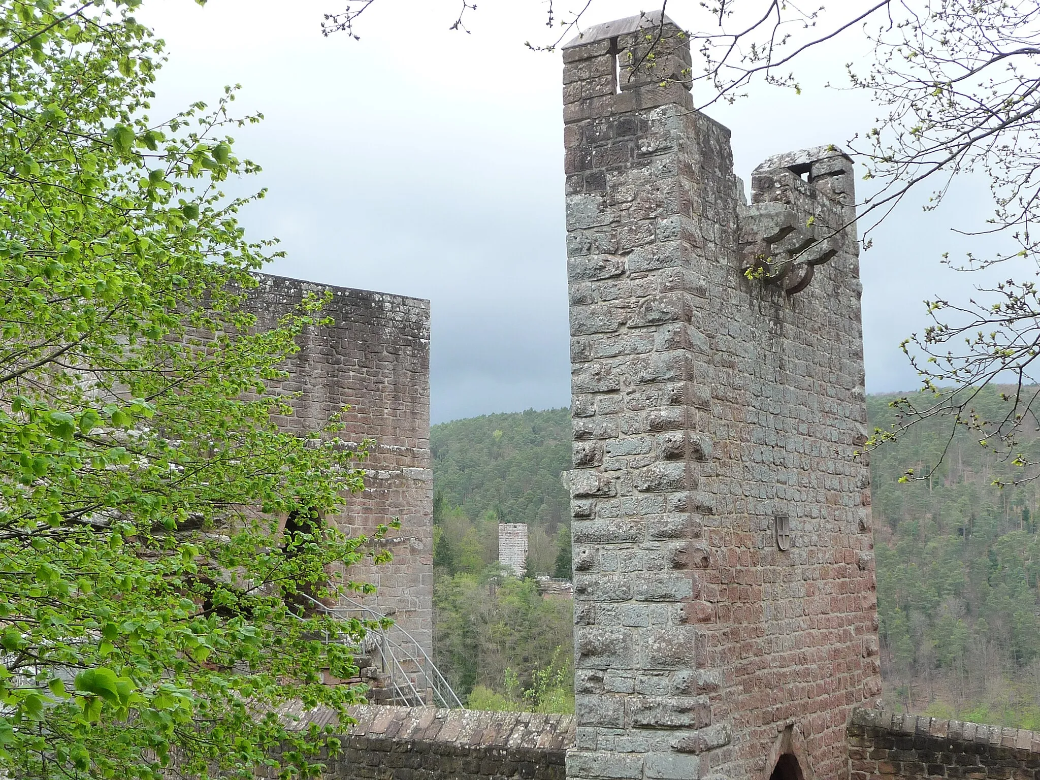 Photo showing: Die Burg Spangenberg ist die teilrekonstruierte Ruine einer mittelalterlichen Spornburg im Pfälzerwald auf der Waldgemarkung des Ortsteils Lachen-Speyerdorf von Neustadt an der Weinstraße (Rheinland-Pfalz).