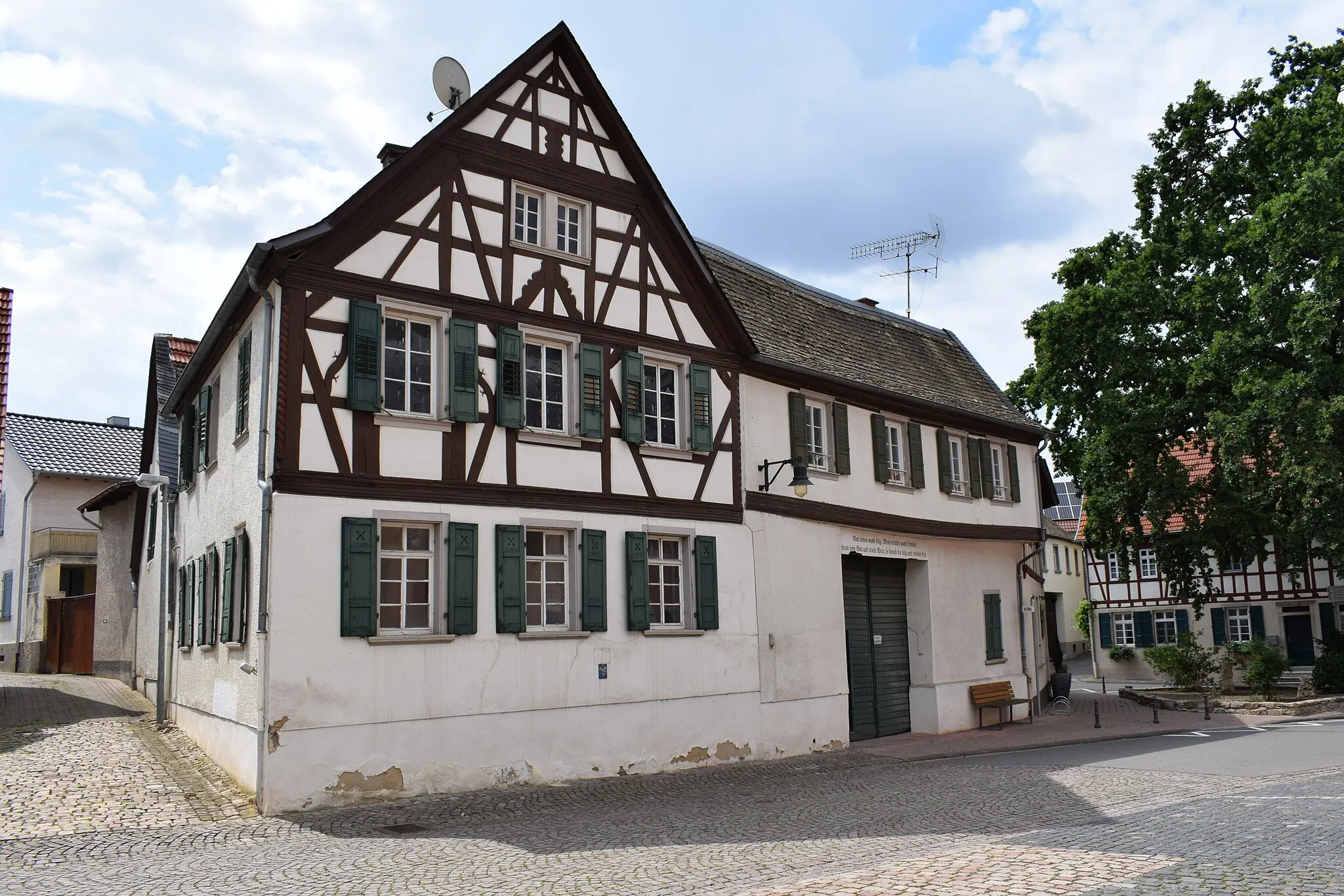 Photo showing: Gau-Bickelheim, Am Römer 10, barockes Fachwerkhaus