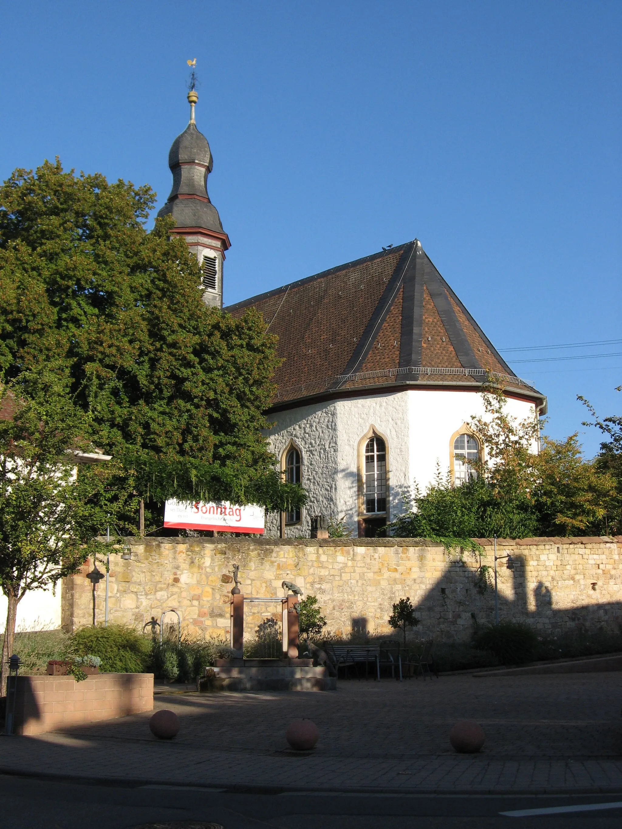 Photo showing: Protestantische Pfarrkirche in Böchingen; im Vordergrund der Dorfplatz