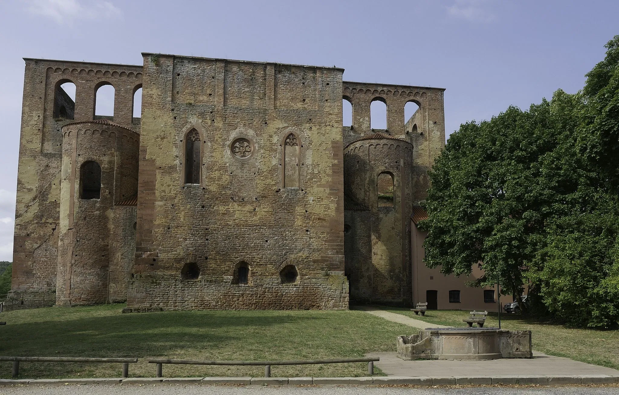 Photo showing: Ruine der Benediktinerabtei Limburg in Bad Dürkheim von Osten, mit Vorplatz