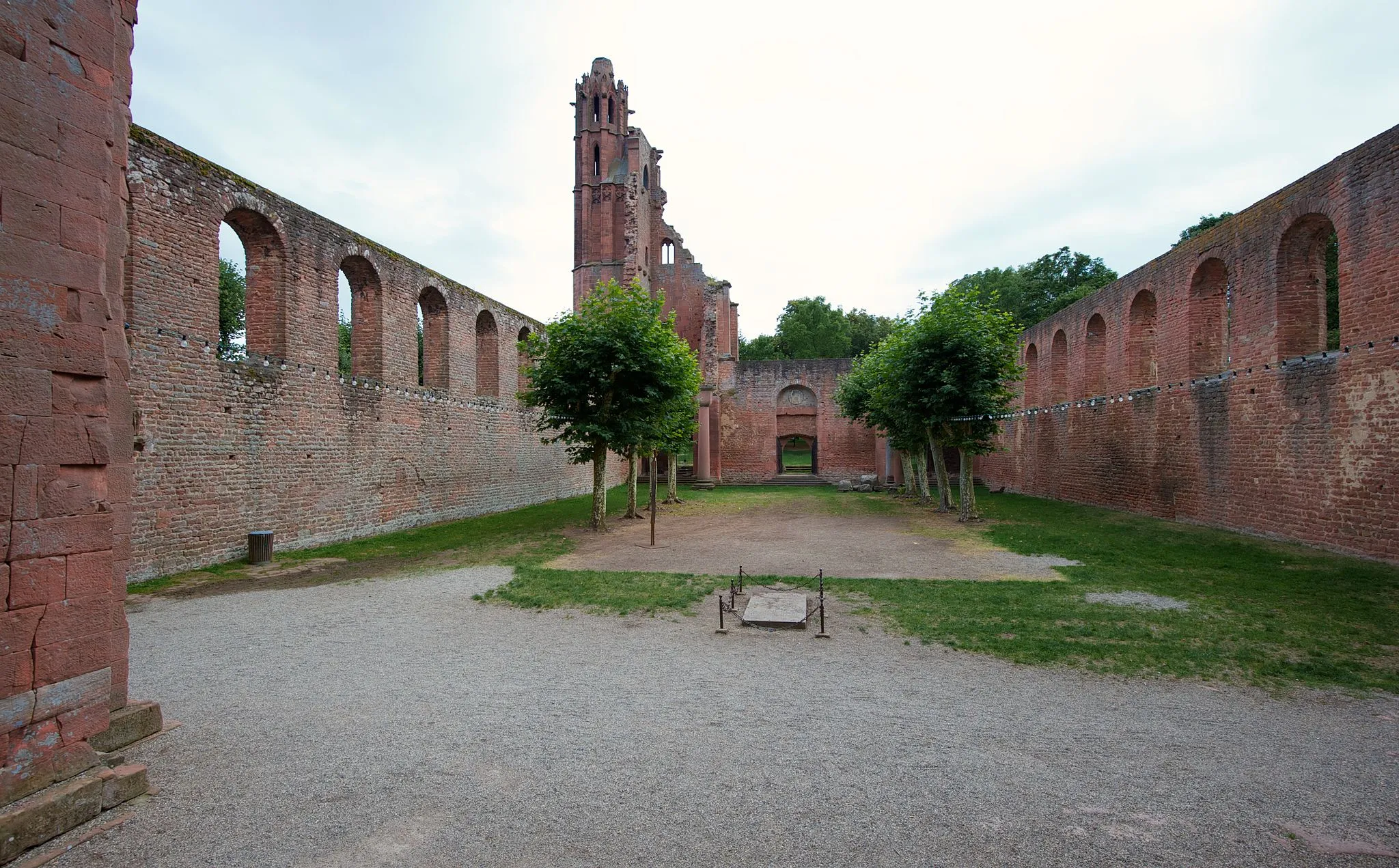 Photo showing: Ehemaliges Mittelschiff der Klosterruine Limburg mit dem Grab Gunhilds von Dänemark