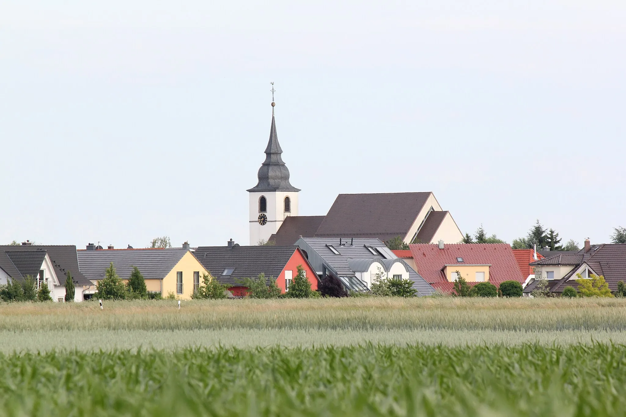 Photo showing: Blick von Feld auf katholische Kirche - Offenbach