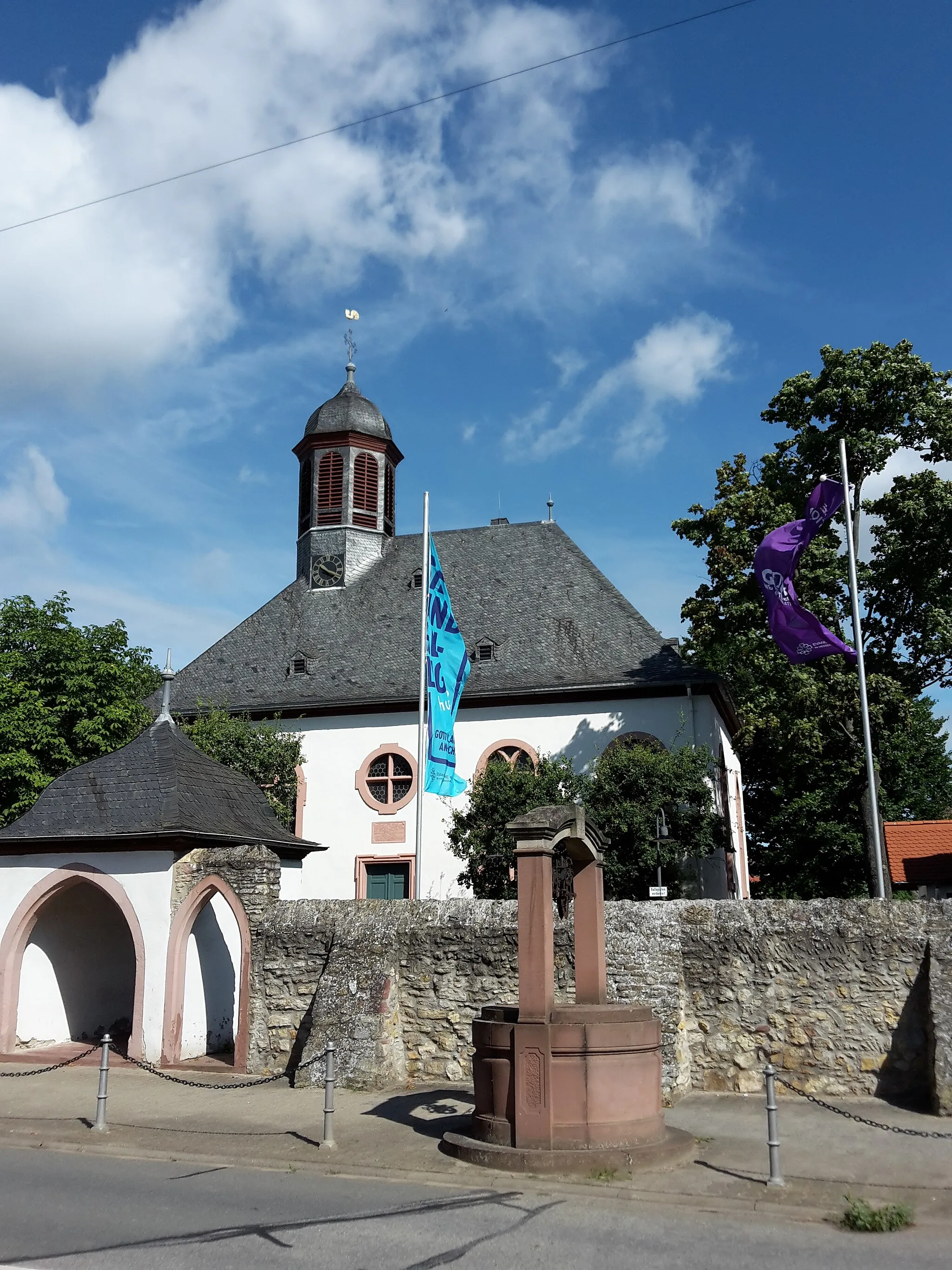 Photo showing: Evangelische Kirche in Rüsselsheim-Bauschheim mit Dorfbrunnen und Torhaus