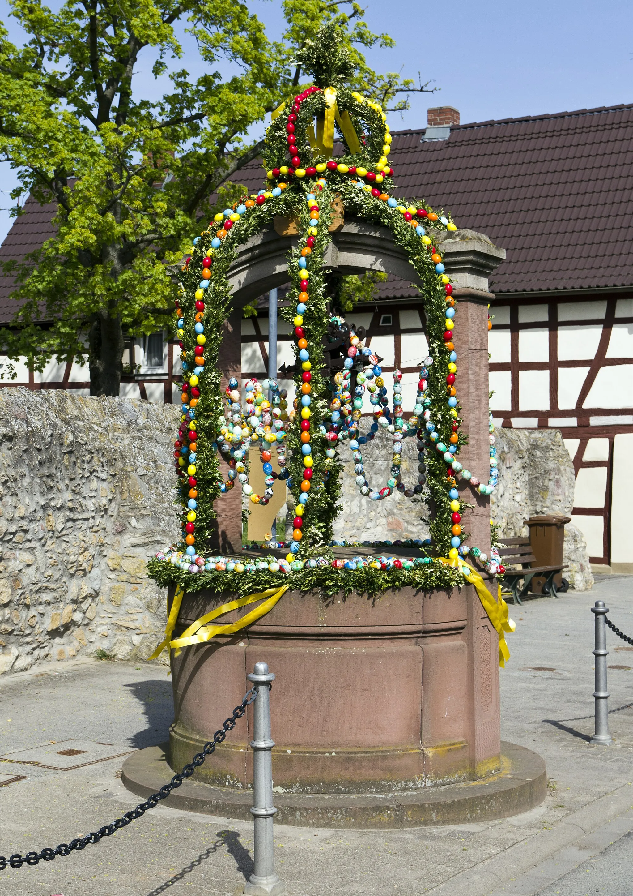 Photo showing: Rüsselsheim, Stadtteil Bauschheim, der zur Osterzeit geschmückte Dorfbrunnen