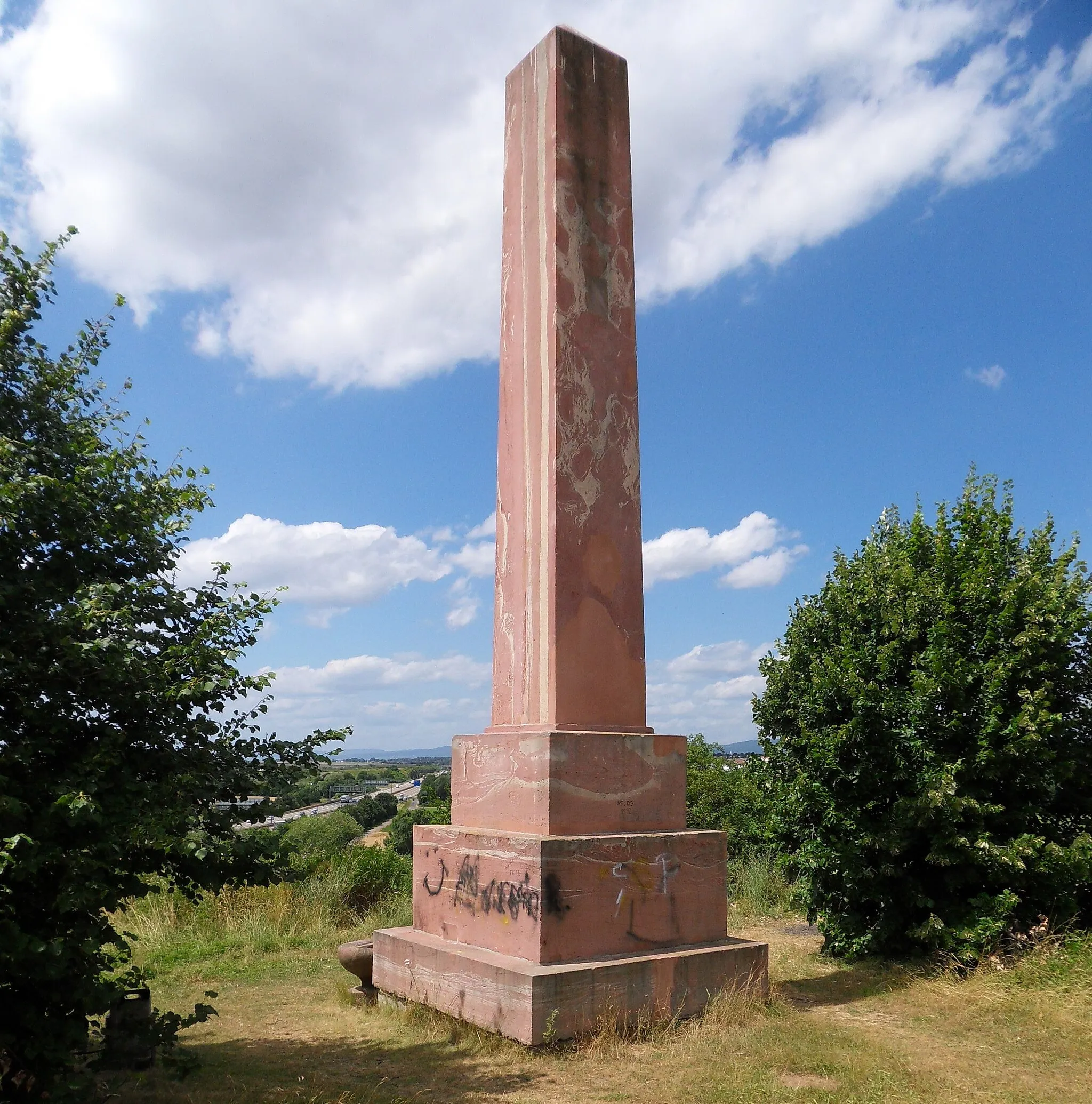 Photo showing: Wandersmann-Denkmal am Wiesbadener Kreuz über der Bundesautobahn 66, von Osten