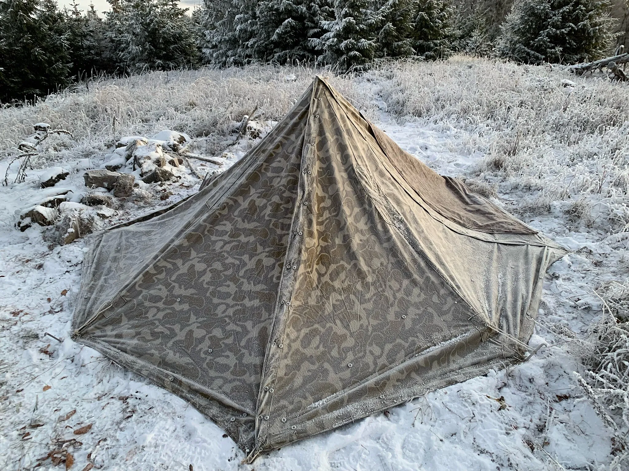Photo showing: Conical tent of four shelter-halfs - Hungarian army