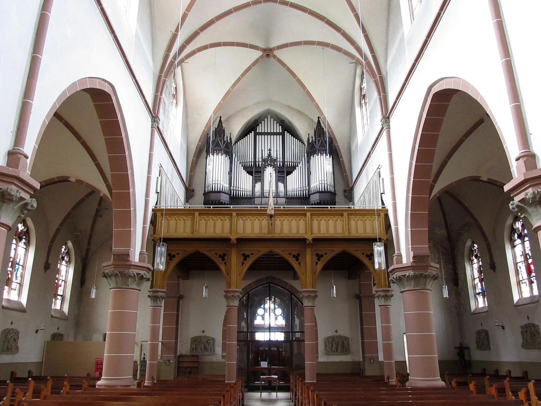 Photo showing: Blick ins Innere der katholischen Pfarrkirche Herz Jesu in Landsweiler-Reden, einem Ortsteil der Gemeinde Schiffweiler, Landkreis Neunkirchen, Saarland