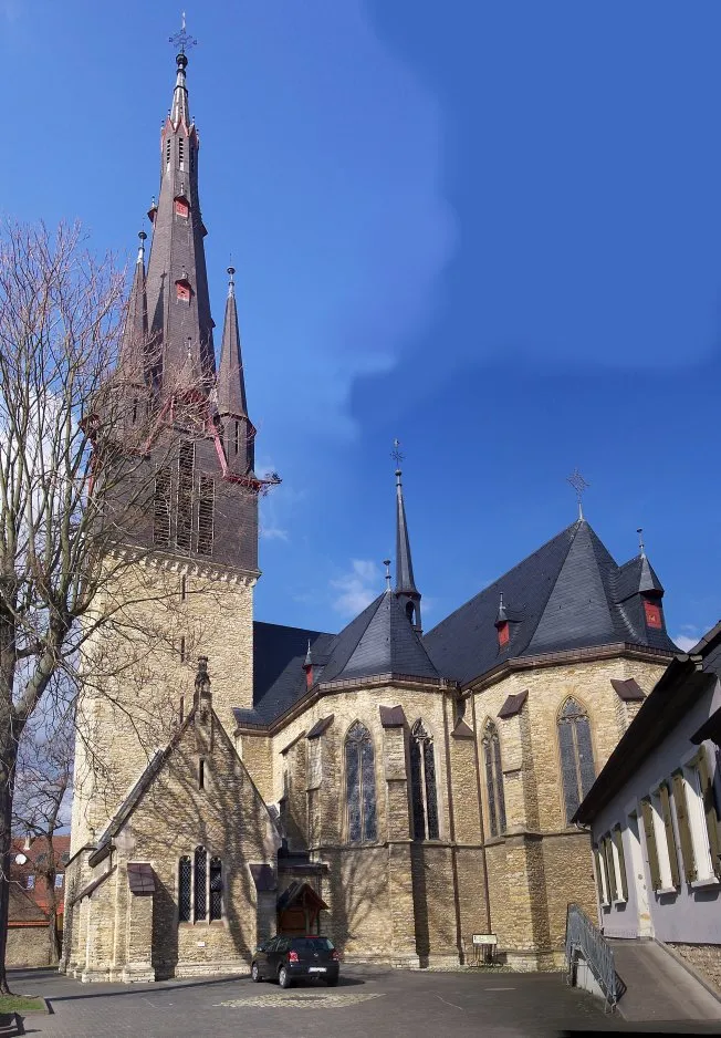 Photo showing: Gau-Algesheim. Pfarrkirche St. Cosmas und Damian.

Note combined image from 7 photographs with distortion due to height.