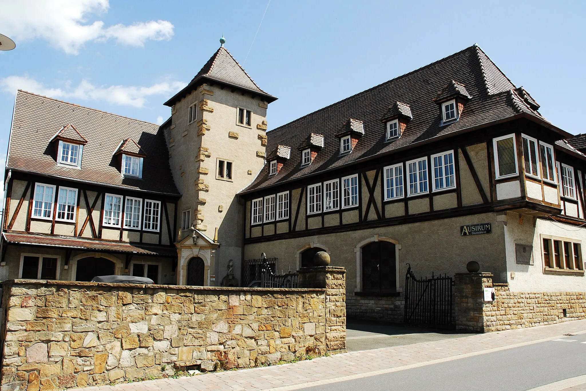 Photo showing: Johannishof der Weingroßhandlung Doré und Plitzner in Gau-Algesheim, Langgasse 22; weitläufige historisierende Anlage mit teilweise zweigeschossiger Kelleranlage, im Wesentlichen aus den 1940er bis 1960er Jahren, Architekt Bernhard und Franz-Josef Gerharz, später Manfred Romahn