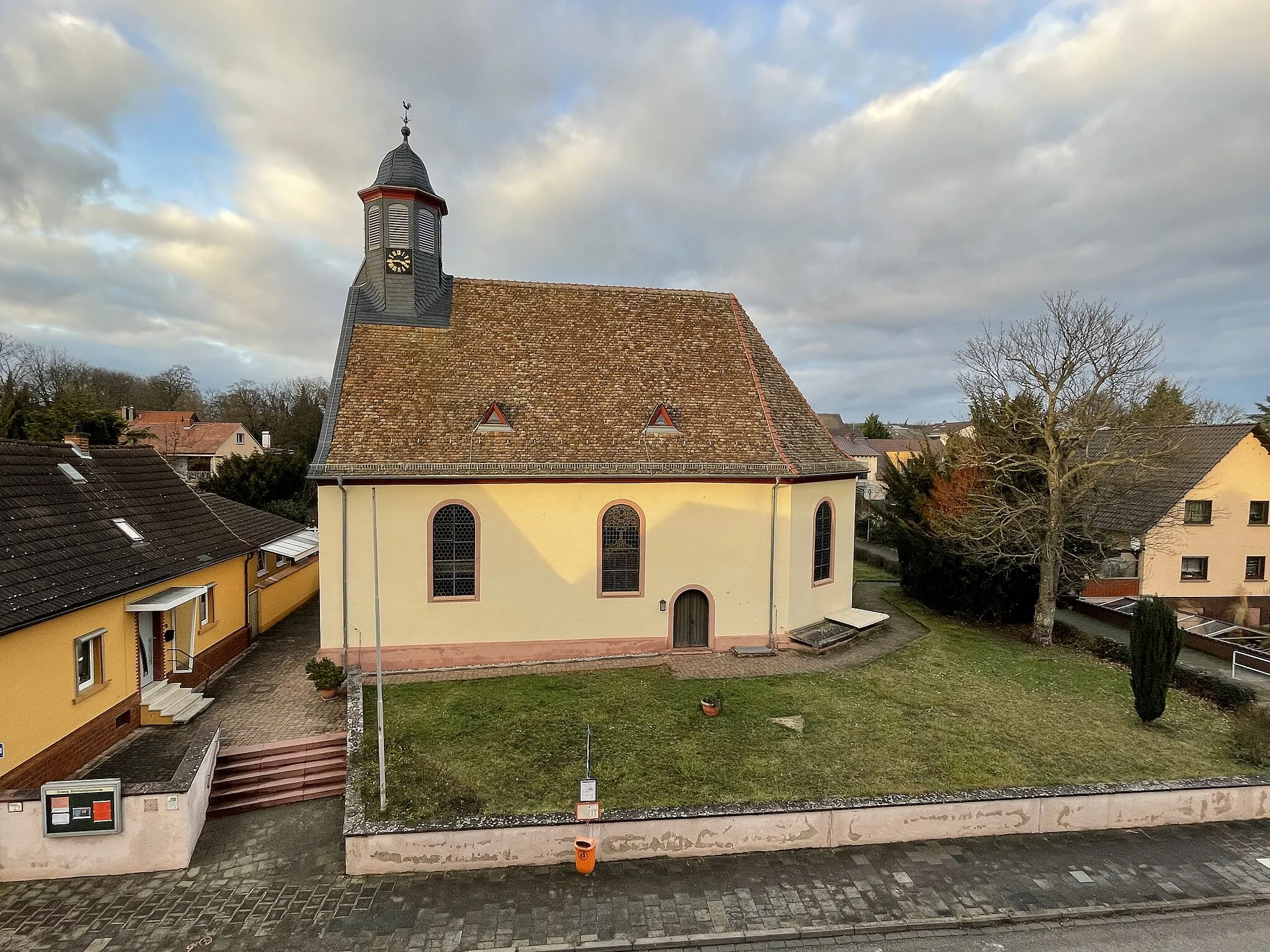 Photo showing: Protestant church Worms-Leiselheim, view from south