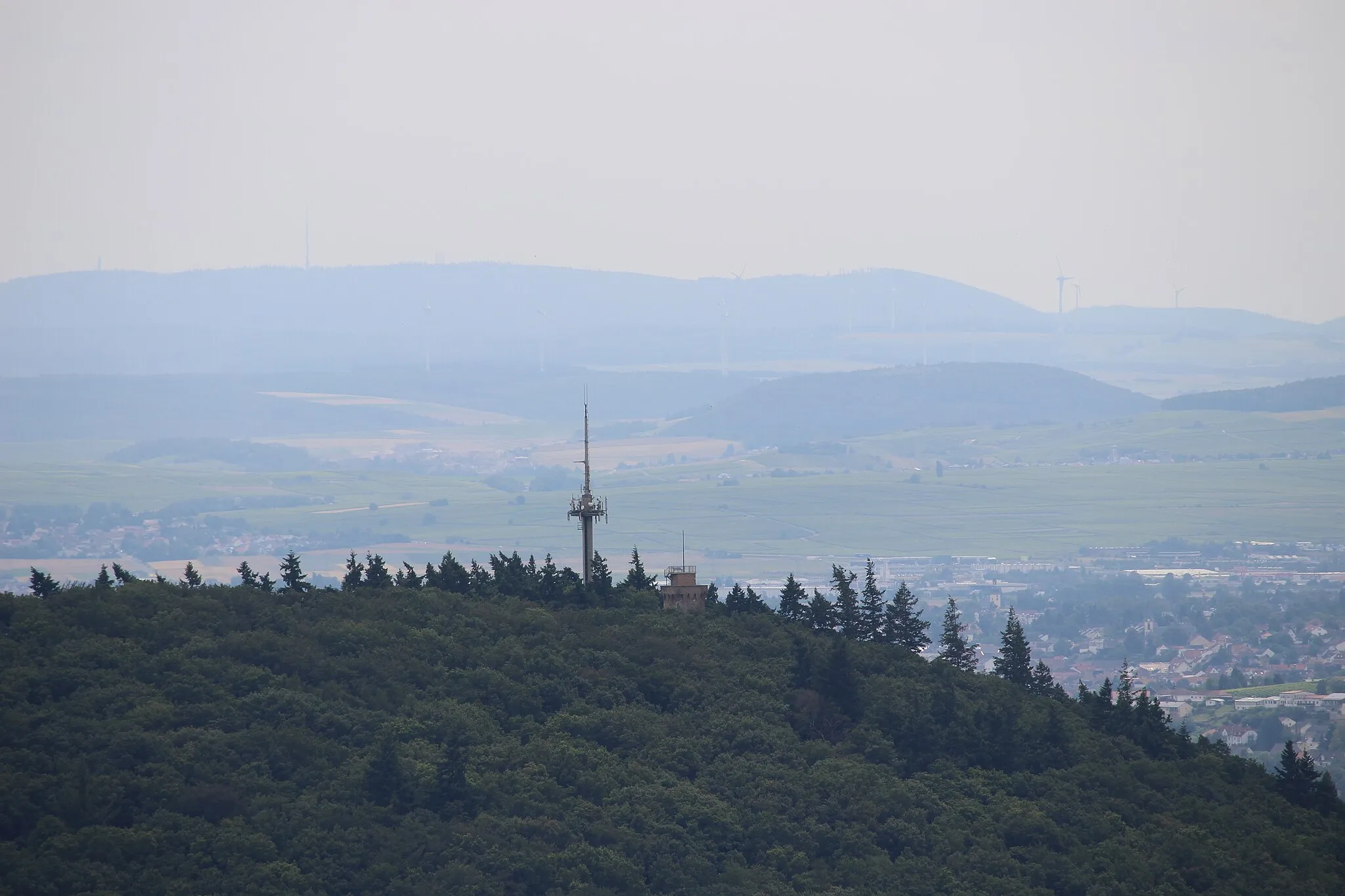 Photo showing: Radio mast Bingen and Kaiser-Friedrich-tower as they can be seen from Niederwalddenkmal in Ruedesheim am Rhein.