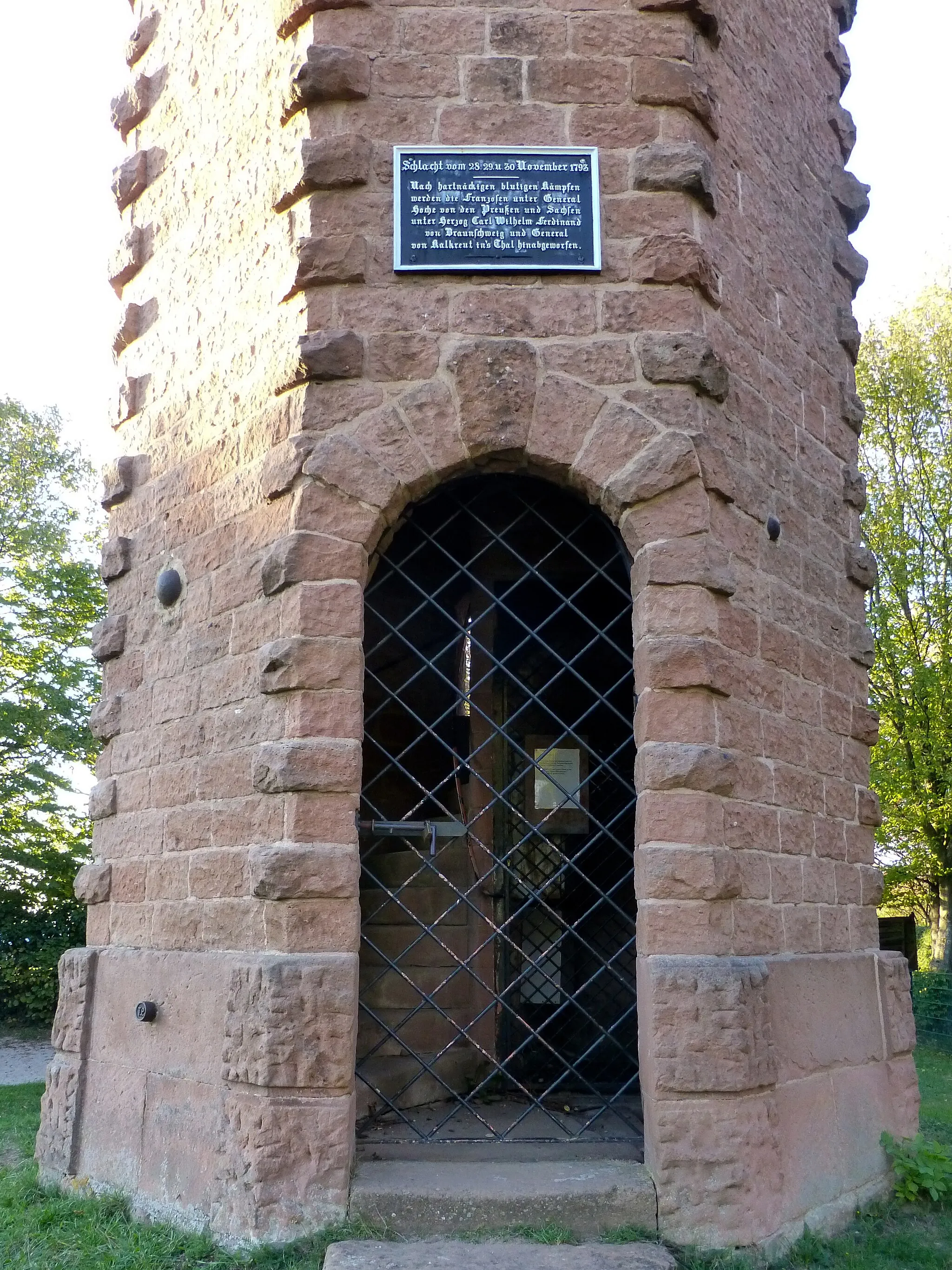 Photo showing: Schlachtenturm in Morlautern; Eingang am Turm