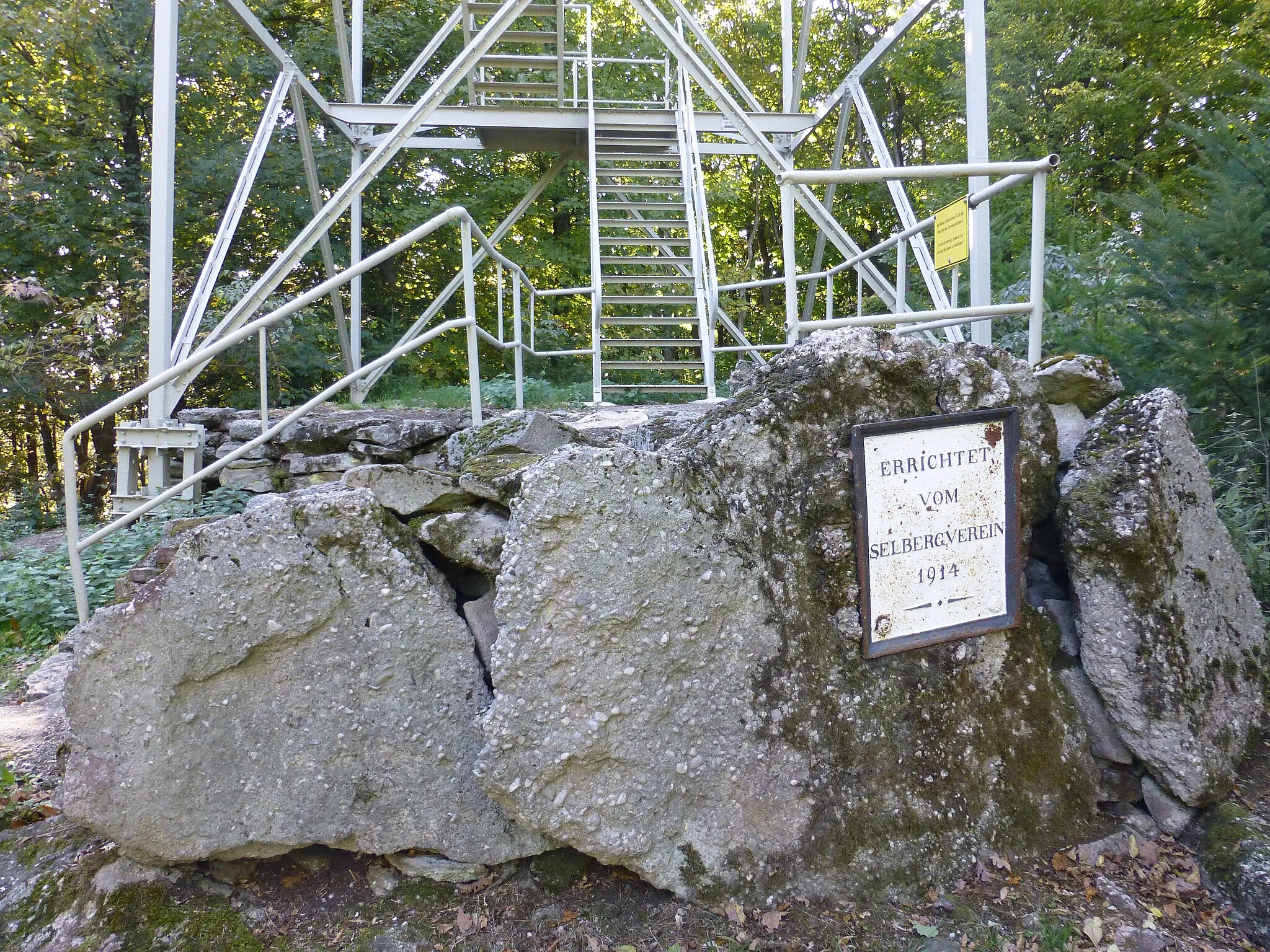 Photo showing: Selbergturm; Zugangsbereich mit Gedenktafel an den früheren Holzturm von 1914
