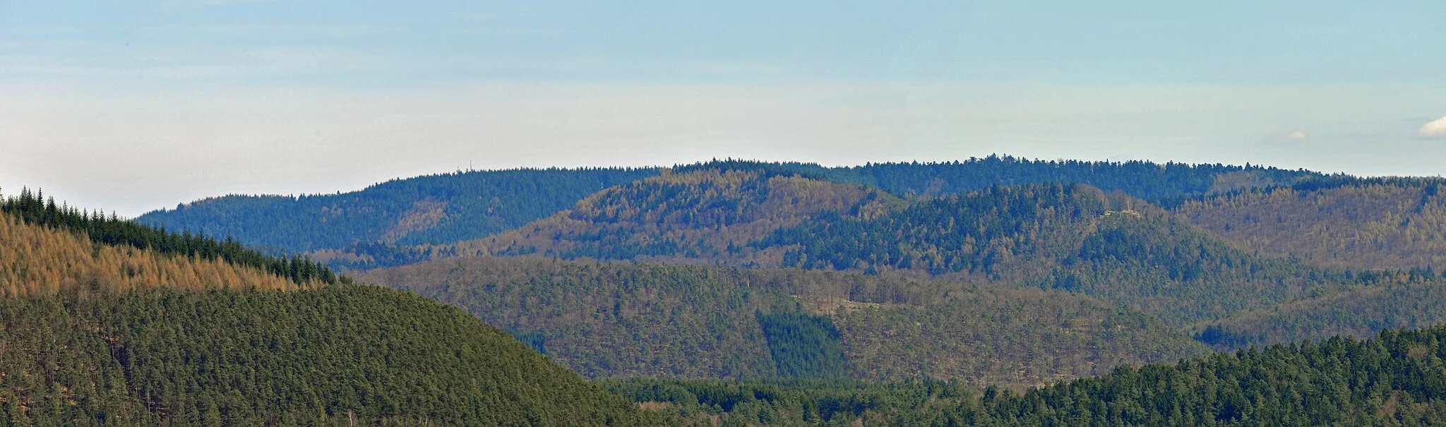 Photo showing: Krummer Ellenbogen und Hirzeck im Vordergrund, dahinter Höhenzug der Hohen Derst mit den Fernmeldeanlagen im linken Bildbereich.
Bild vom Napoleonfels aufgenommen.