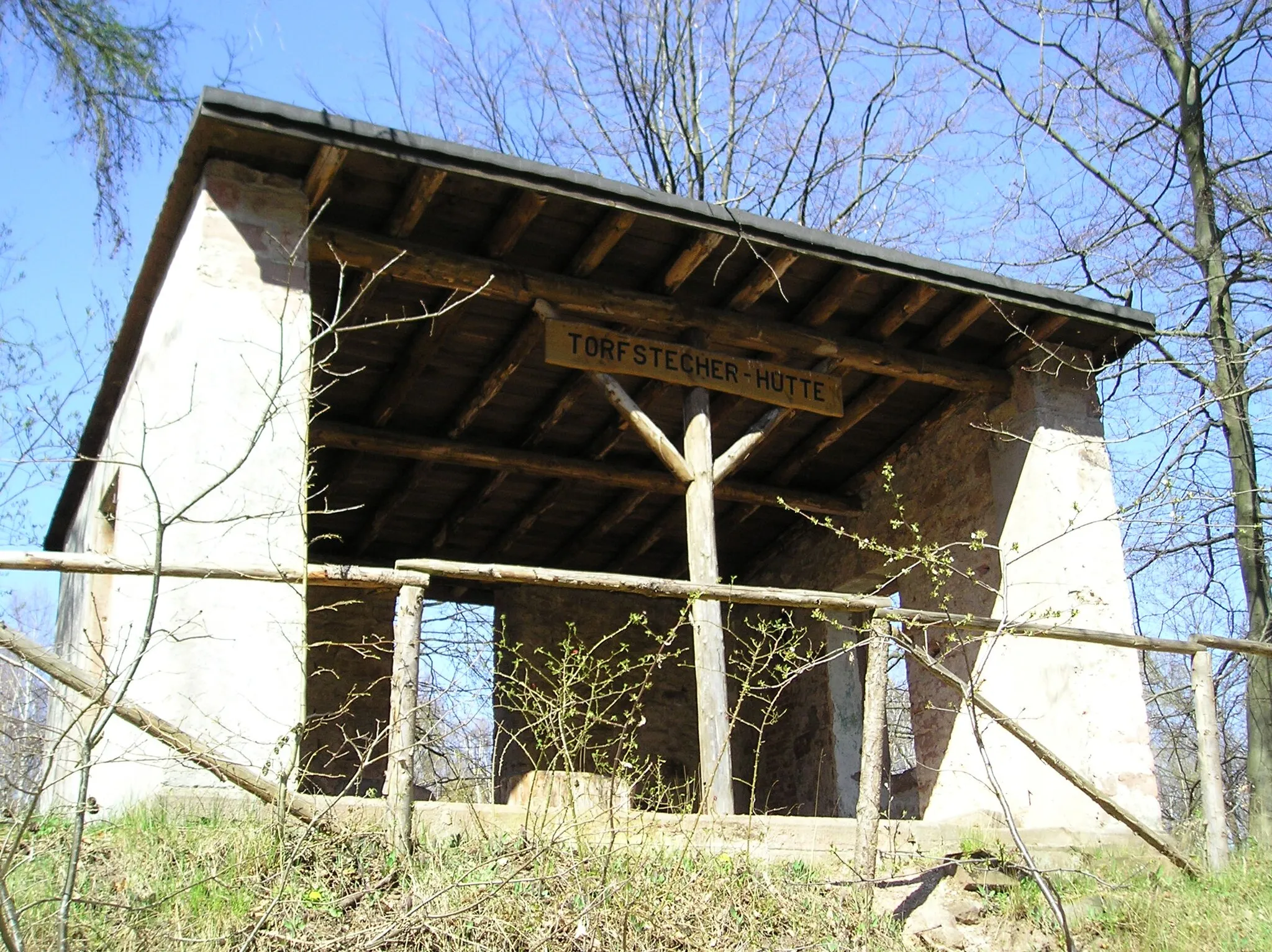 Photo showing: Die Torfstecher-Hütte im Landstuhler Bruch. Sie steht einige Meter erhöht, was auf die Abbau-Höhe schließen läßt.