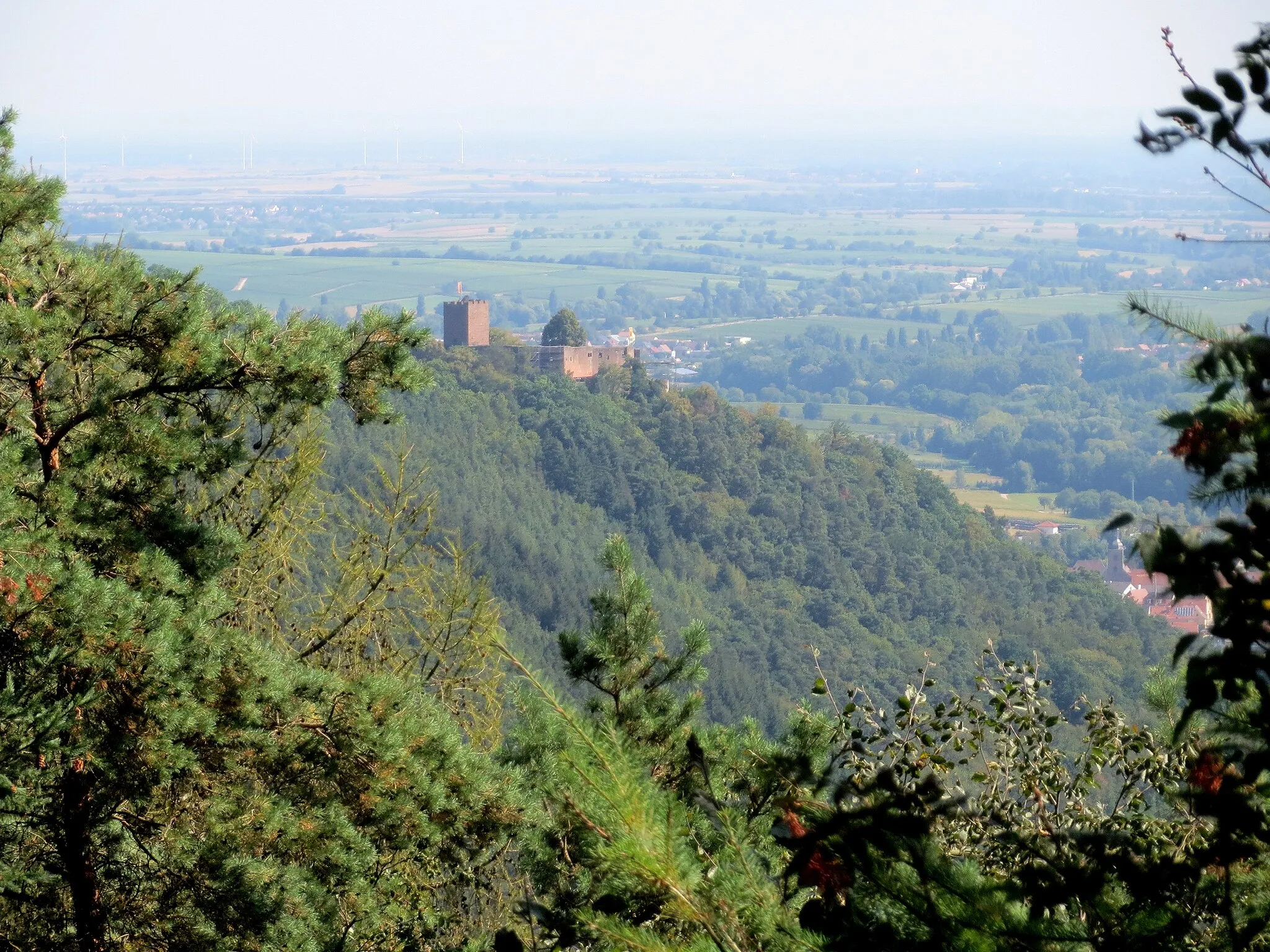 Photo showing: Fernblick vom Abtskopf auf Burg Landeck bei Klingenmünster