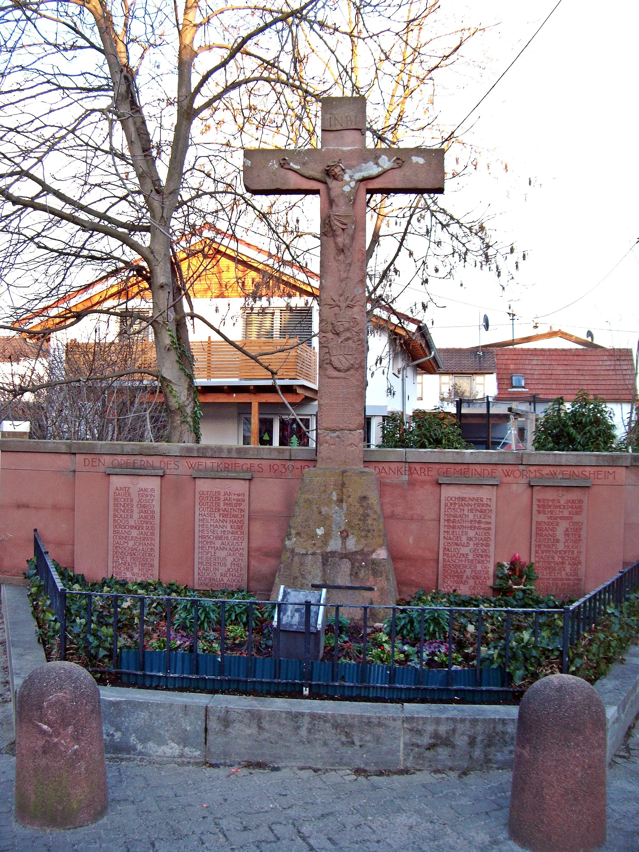 Photo showing: Weinsheimer Gedenkkreuz (auch Kriegerdenkmal)