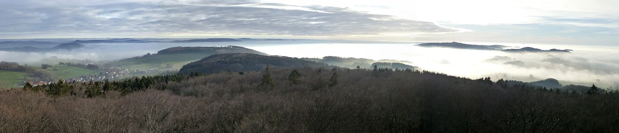 Photo showing: Panoramafoto vom Kaiserturm mit Blick nach Süden; vorne links Winterkasten, dahinter die Windräder am Kahlberg und in der Ferne dahinter der Katzenbuckel; mittig halblinks der Raupenstein und dahinter das Buch; halbrechts der Krehberg mit Sendemast, rechts davon der Knörschhügel und der Knodener Kopf