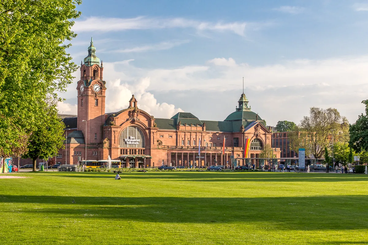 Photo showing: The Wiesbaden Central Station.