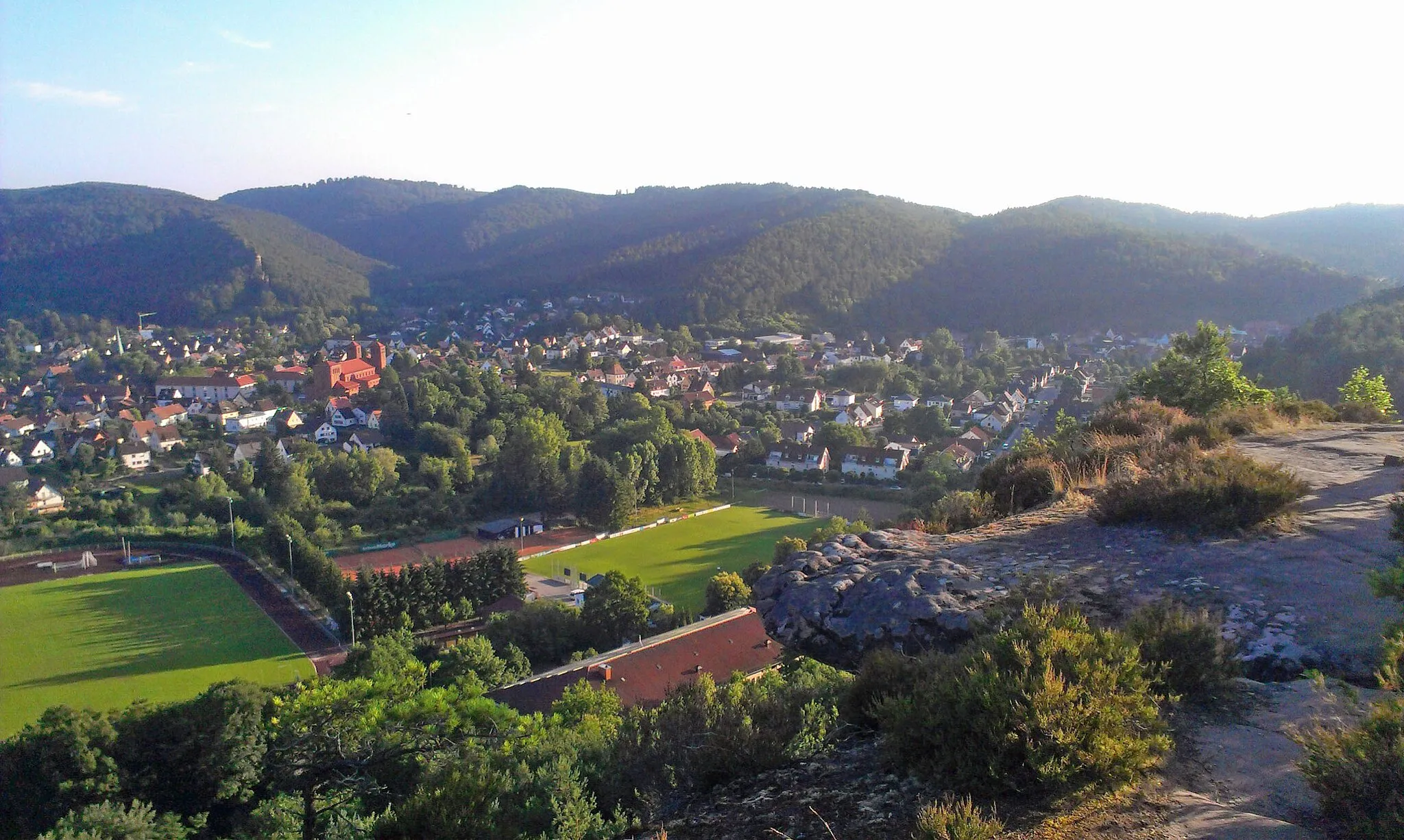 Photo showing: Sportplatz des SC Hauenstein (rechts), "Stadion am Neding" fotografiert vom Neding am 20.07.2013. Links ist die Schulsportanlage der Wasgauschule zu sehen.