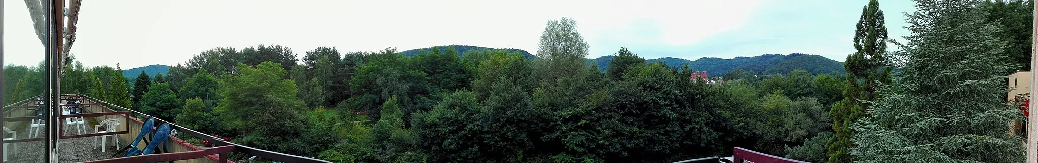 Photo showing: Panorama von Hauenstein (Pfälzer Wald) ganz rechts sind die Türme die Christ König Kirche zu erkennen, Ansonsten viel Grün. Blick aus Nord. Von Ost (links) bis West (rechts)