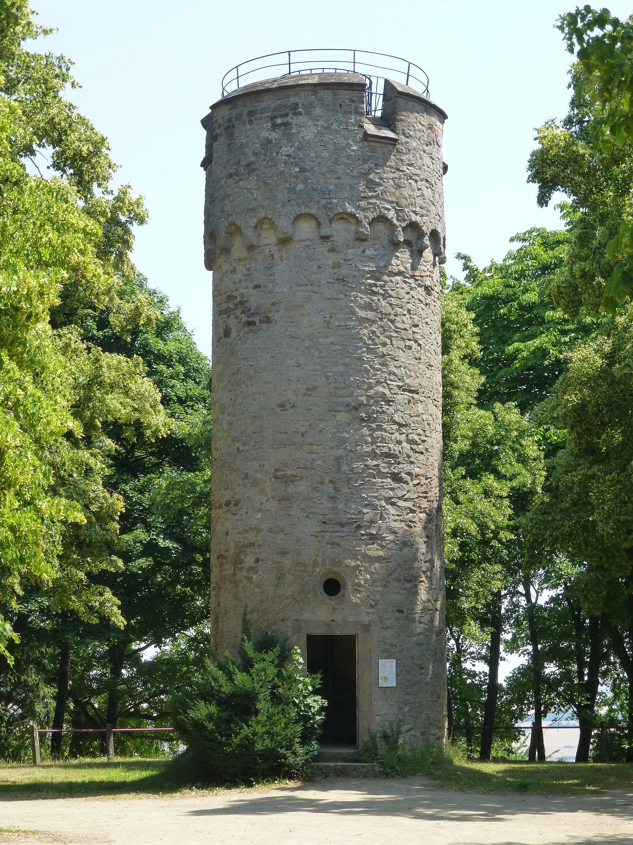 Photo showing: Der Wartturm im Ortsteil Schillerhain