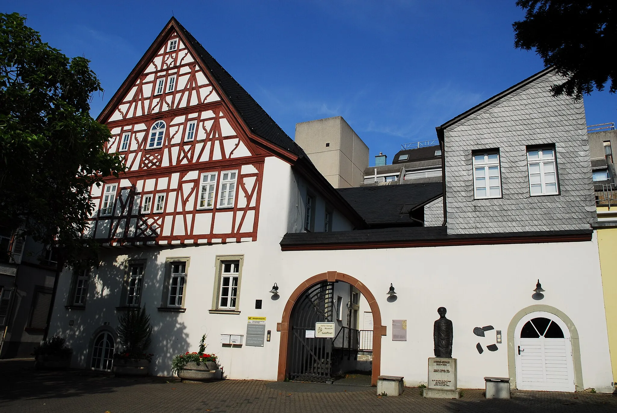 Photo showing: Haferkasten in Bingen am Rhein, Freidhof 9: auch Stefan-George-Haus; Dreiflügelanlage; barockes Fachwerkhaus, teilweise massiv, um 1700, im Kern spätmittelalterlich; platzbildprägend.