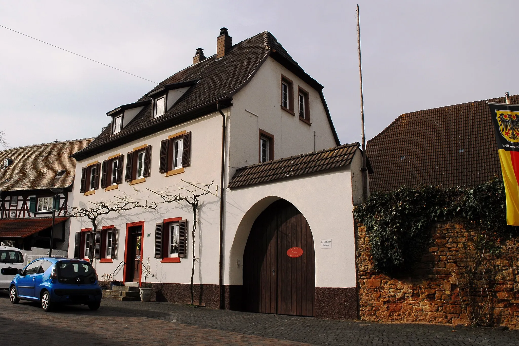 Photo showing: Courtyard in Nierstein, Fronhof 1, probably late medieval courtyard; Baroque House with hipped roof, second half of the 18th century, with older parts