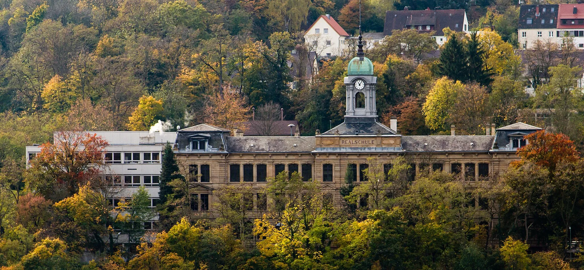 Photo showing: This is a photograph of a cultural monument. It is on the list of cultural monuments of Neustadt an der Weinstraße (Kernstadt).
Designation: Leibniz-Gymnasium Construction time: 1890–92 Description: Neo-baroque palatial three-wing building. Place: City Neustadt an der Weinstraße, Rhineland-Palatinate, Germany Location: Karolinenstraße
House number: 103