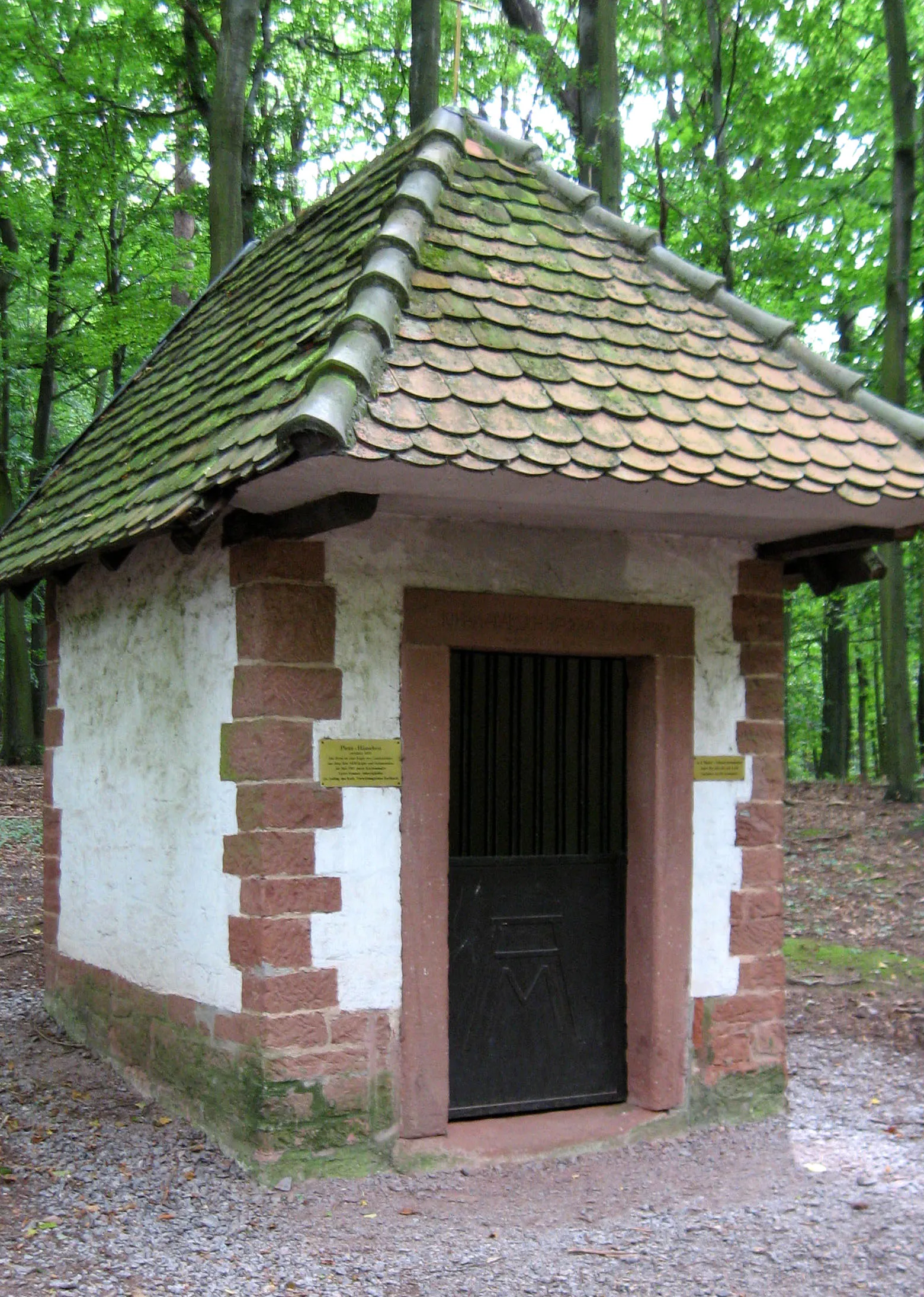 Photo showing: Waldkapelle (Pieta-Häuschen) westlich von Eschbach, am Parkplatz unterhalb der Madenburg; errichtet 1828